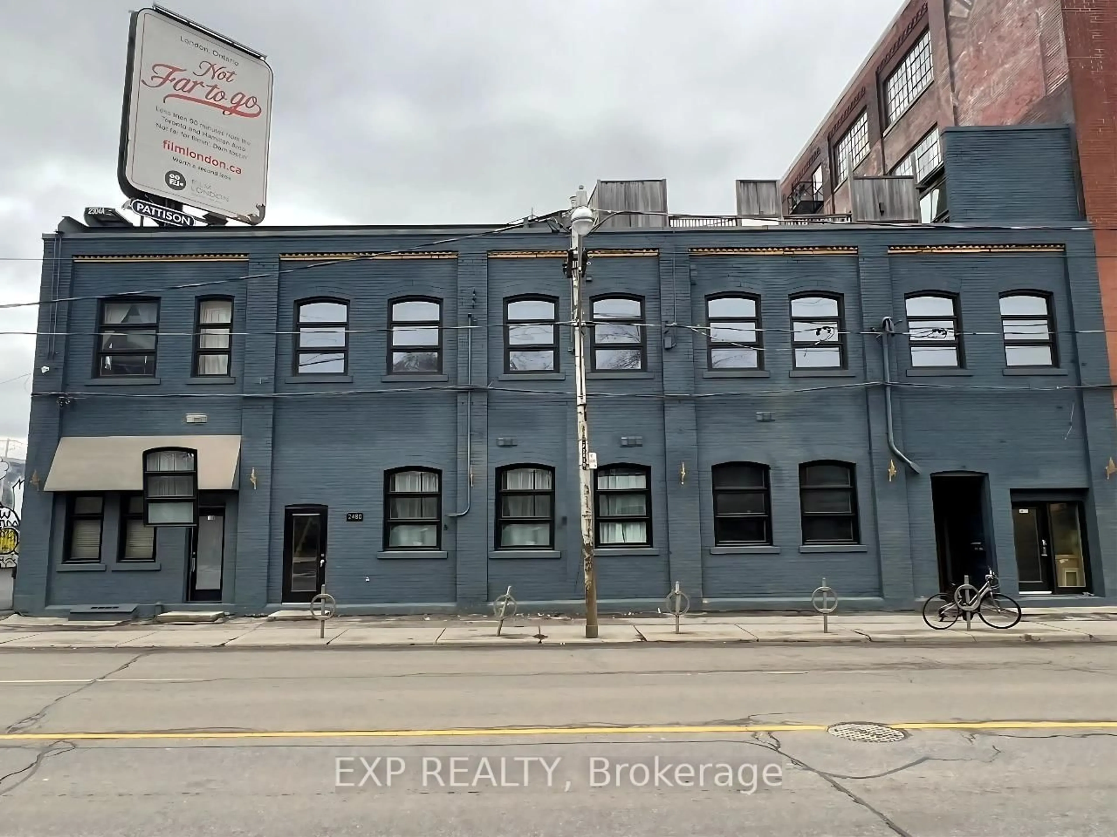Unknown for 2480 Dundas St, Toronto Ontario M6P 1W9