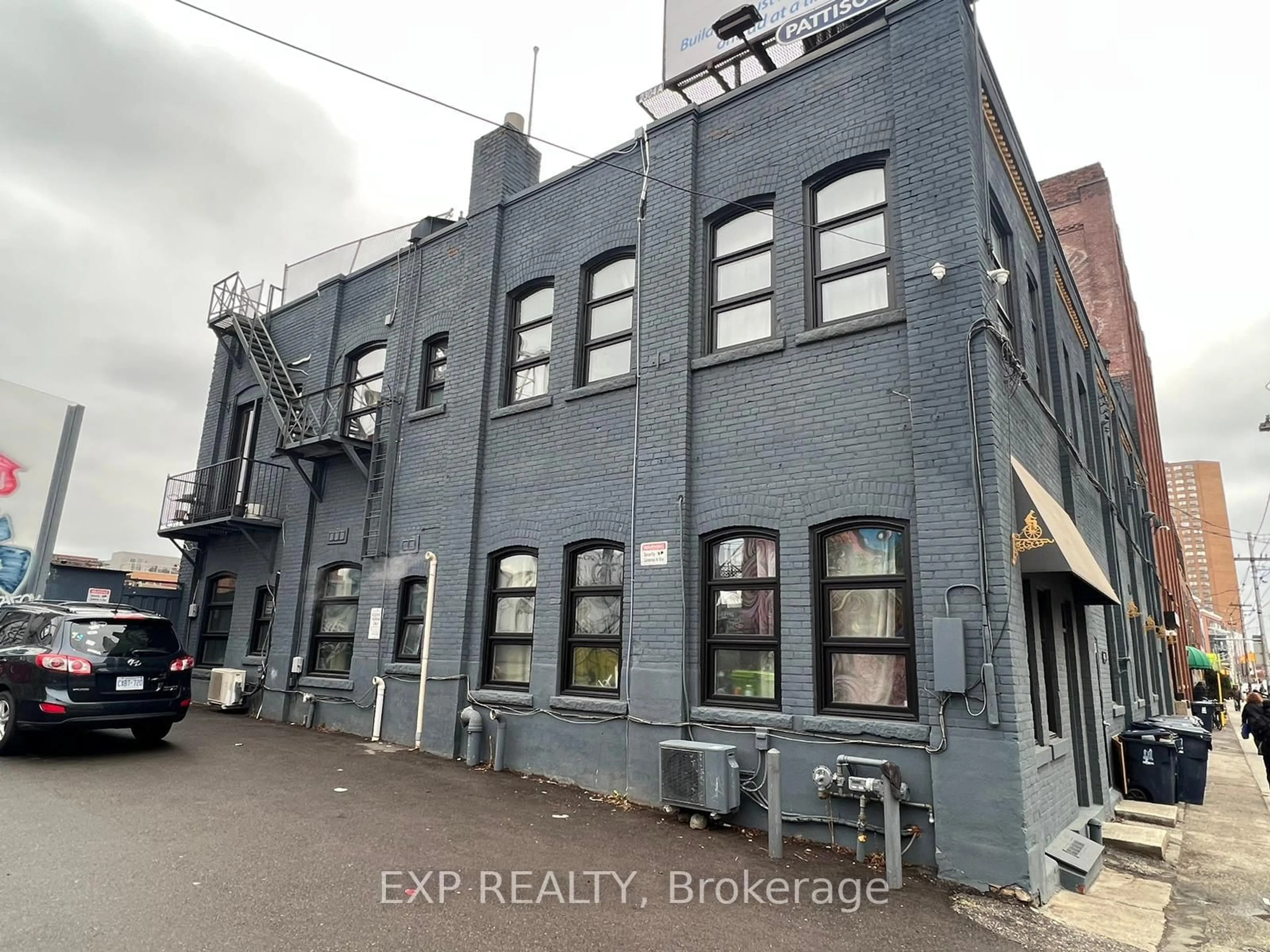 Unknown for 2480 Dundas St, Toronto Ontario M6P 1W9