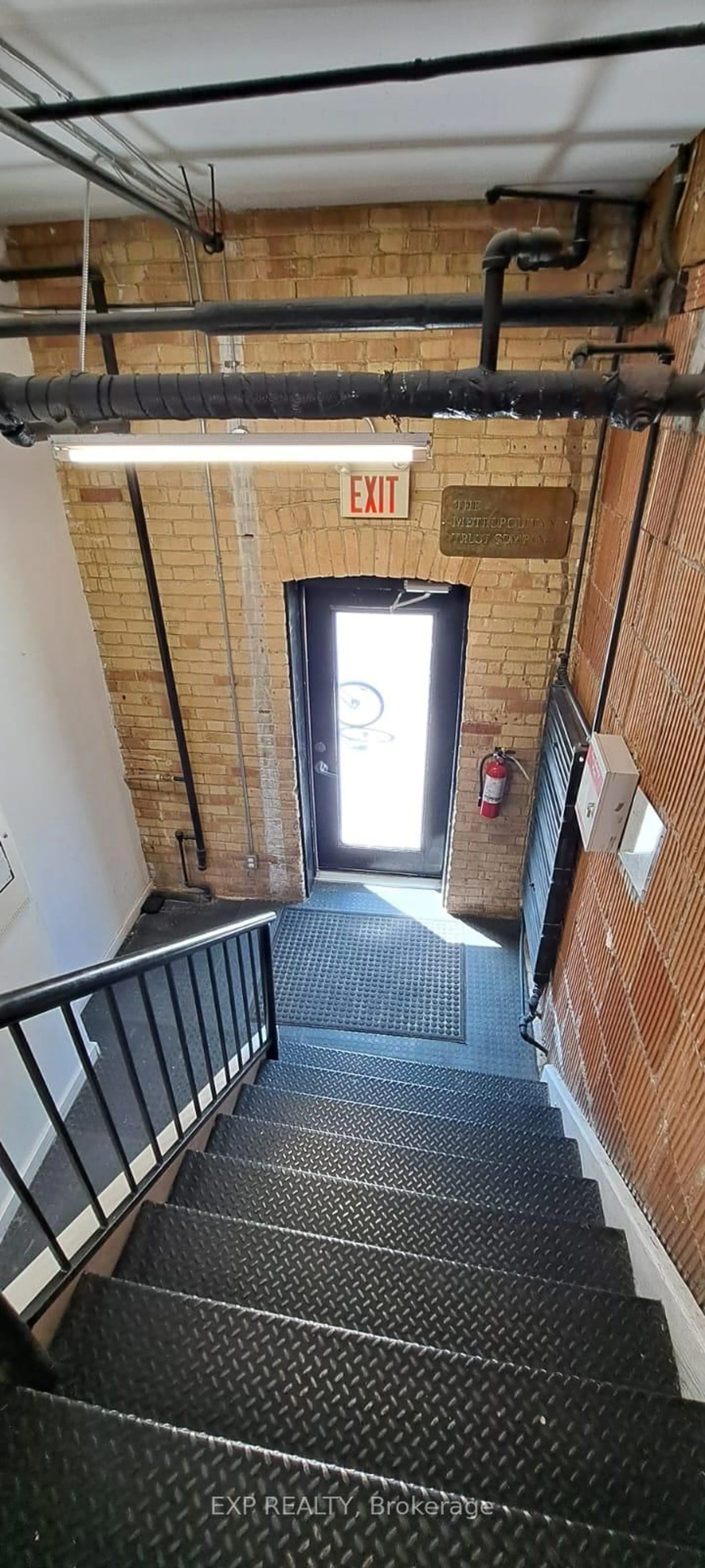 Indoor foyer for 2480 Dundas St, Toronto Ontario M6P 1W9