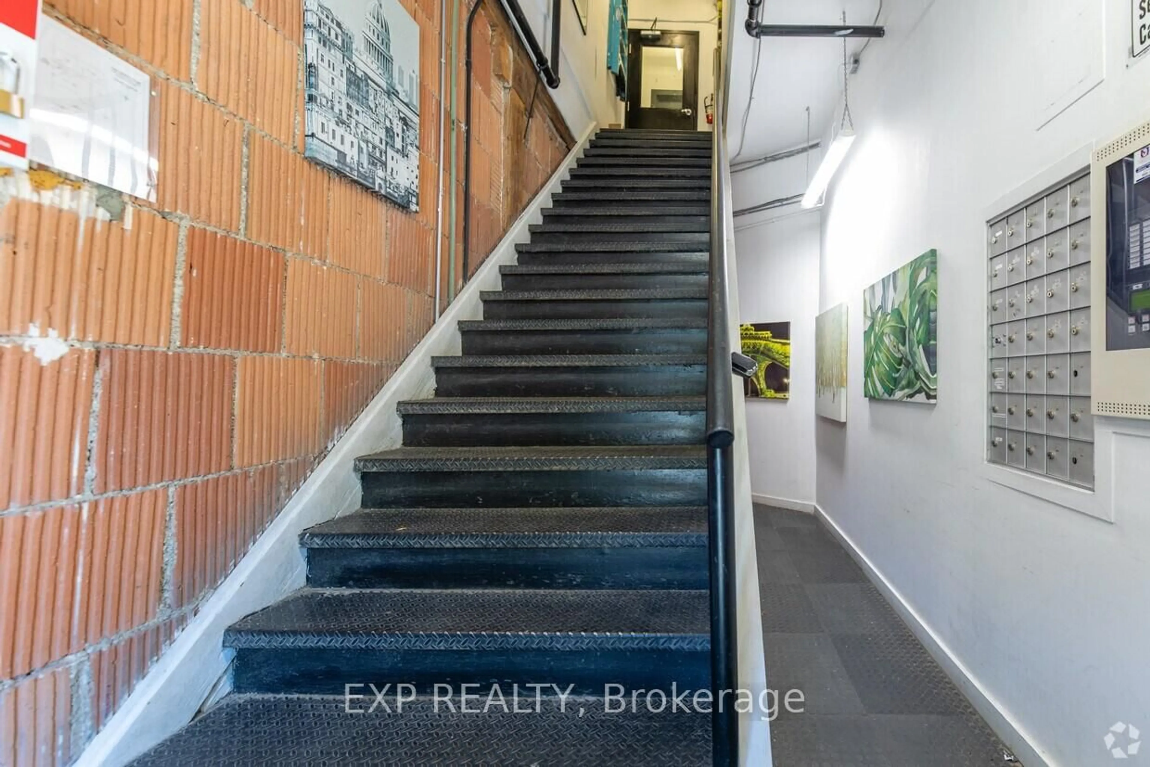 Unknown for 2480 Dundas St, Toronto Ontario M6P 1W9