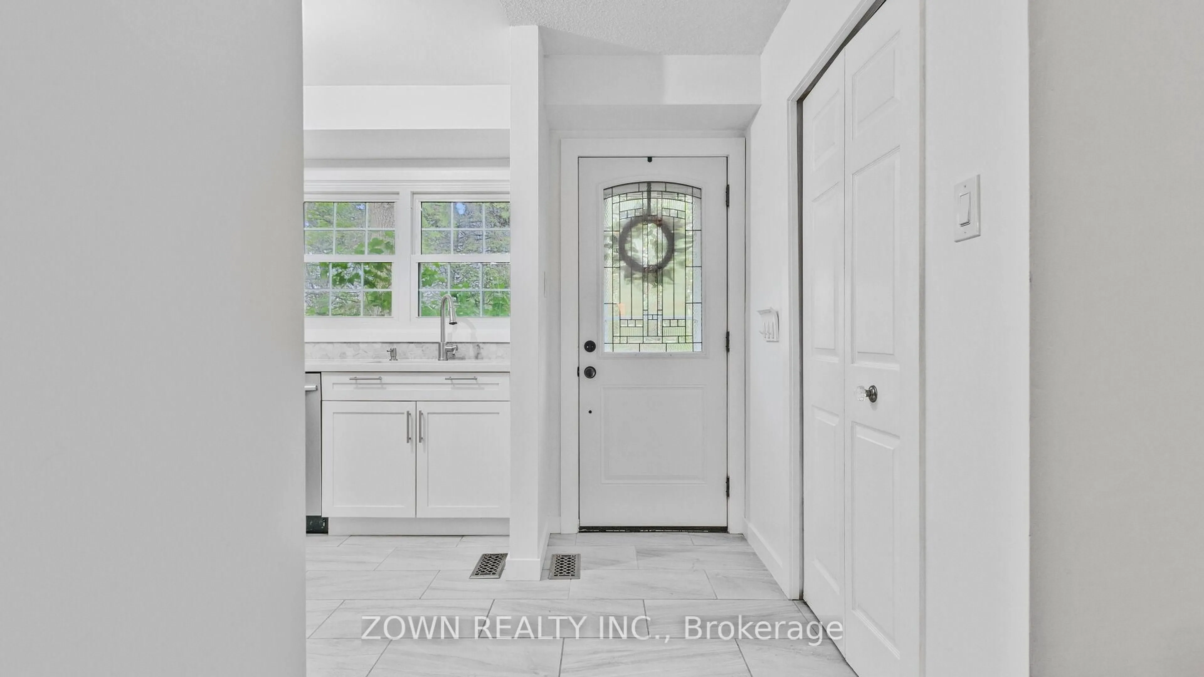 Indoor entryway for 2065 Amherst Heights Crt #26, Burlington Ontario L7P 4R6