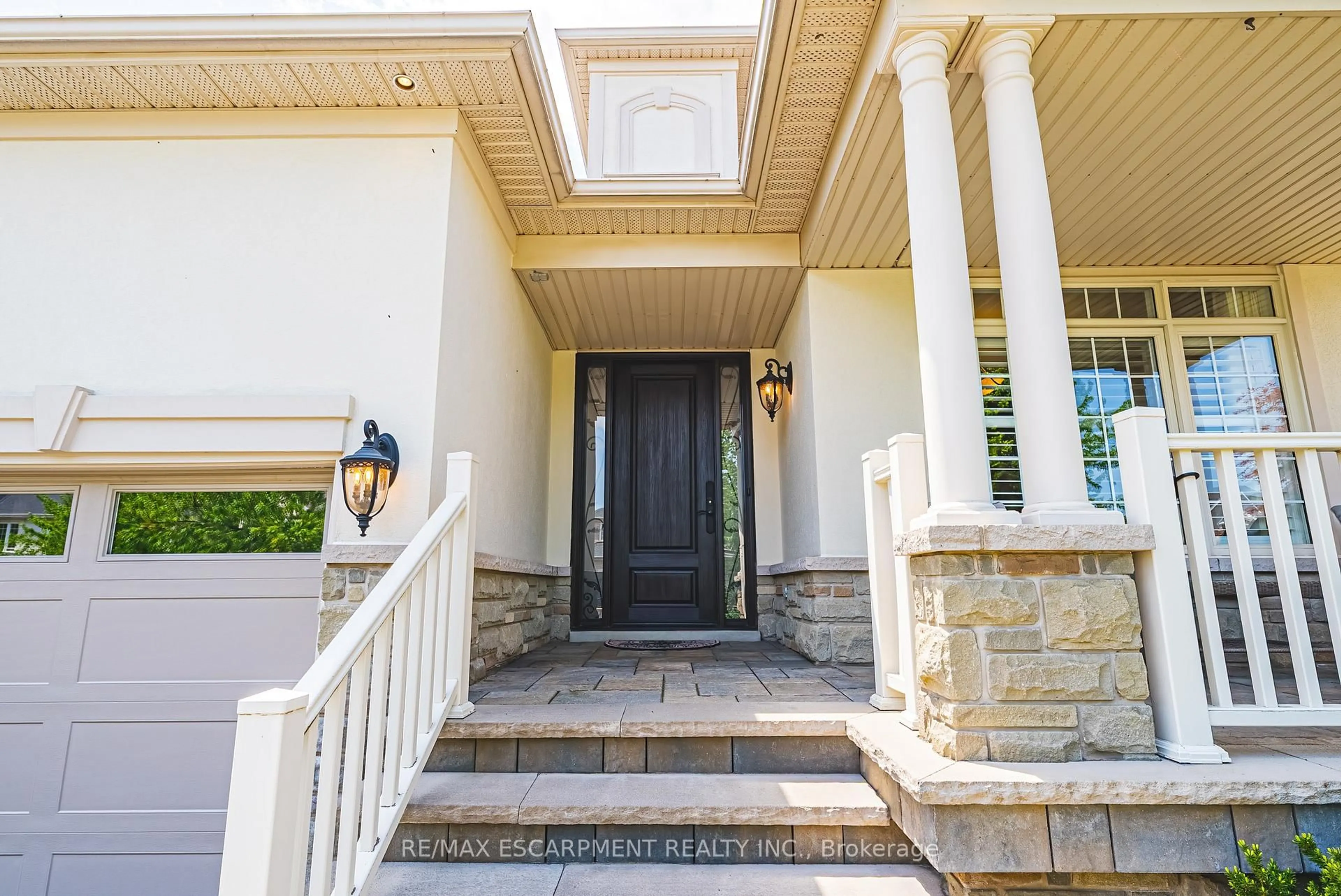 Indoor entryway for 2178 Berwick Dr, Burlington Ontario L7M 5C2