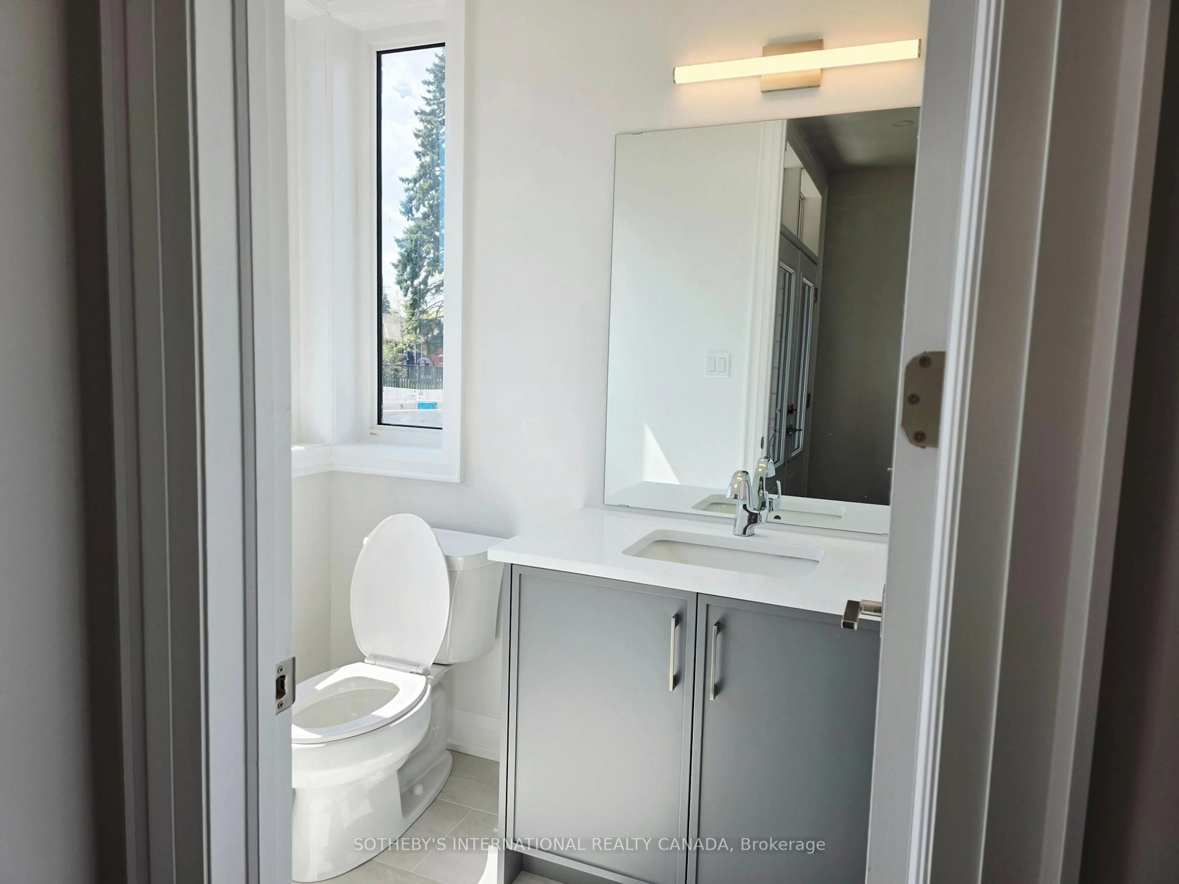Standard bathroom, ceramic/tile floor for 516 Markay Common, Burlington Ontario L7S 0A6