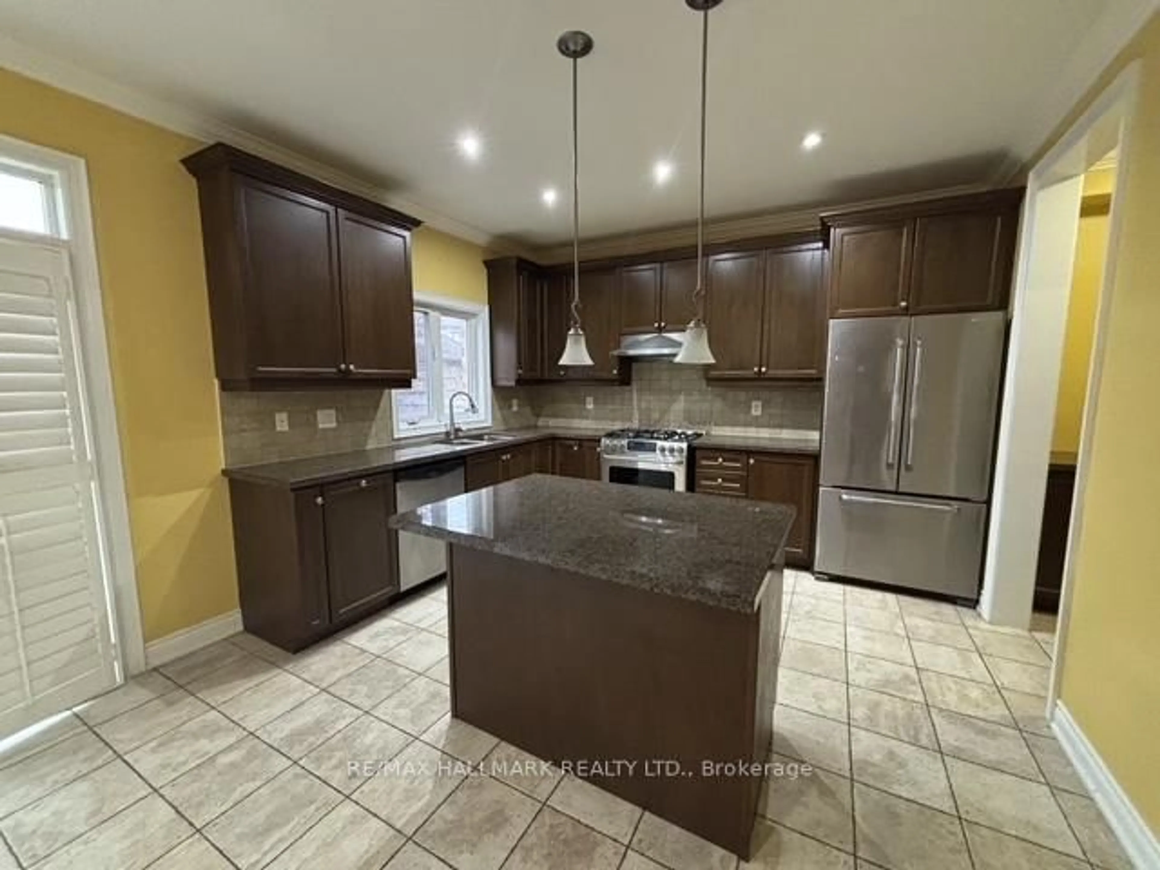 Open concept kitchen, ceramic/tile floor for 99 Royal West Dr, Brampton Ontario L6X 0Z8