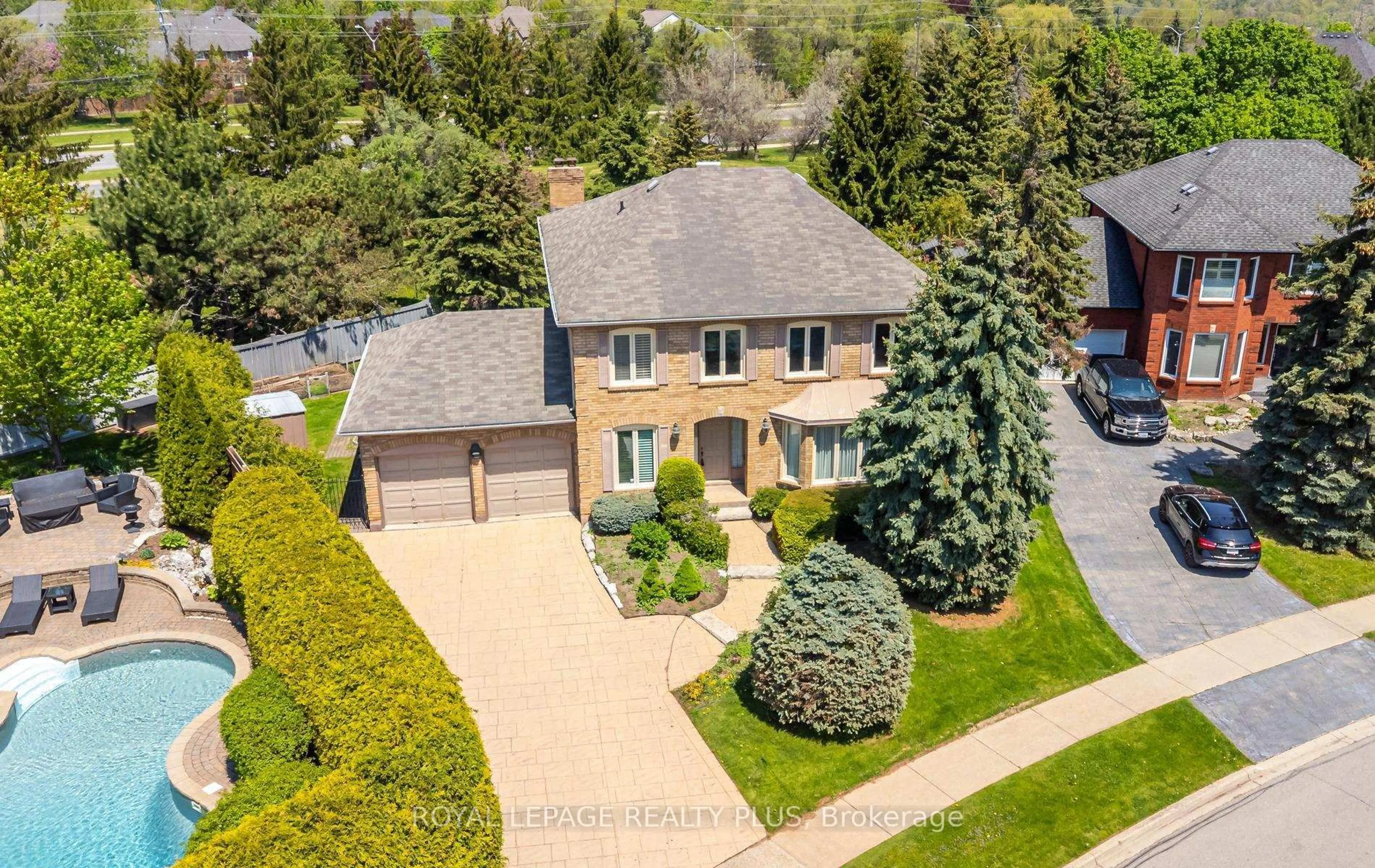 A pic from outside/outdoor area/front of a property/back of a property/a pic from drone, street for 1491 The Links Dr, Oakville Ontario L6M 2P2