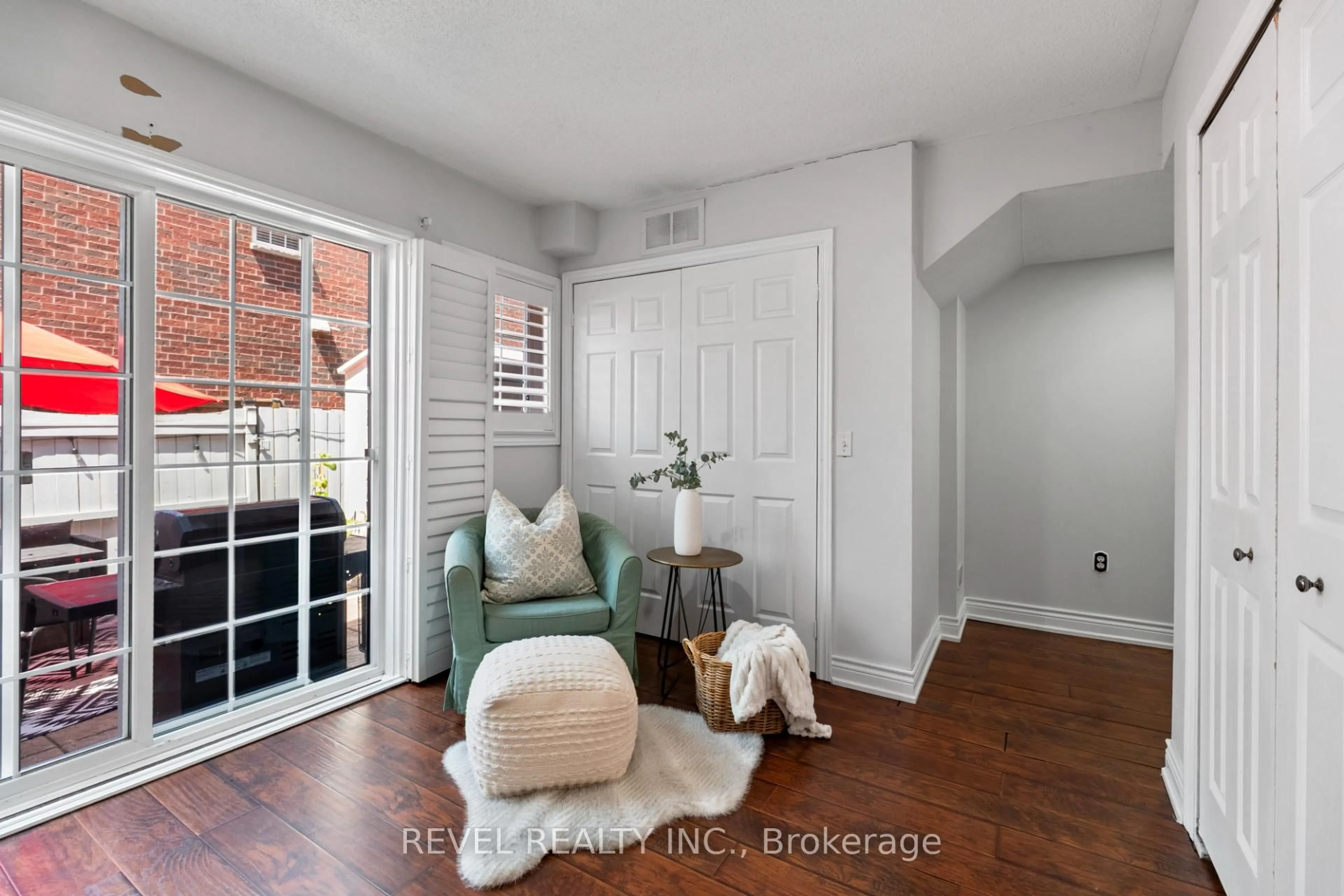 Indoor entryway for 44 Denison Ave, Brampton Ontario L6X 0H1