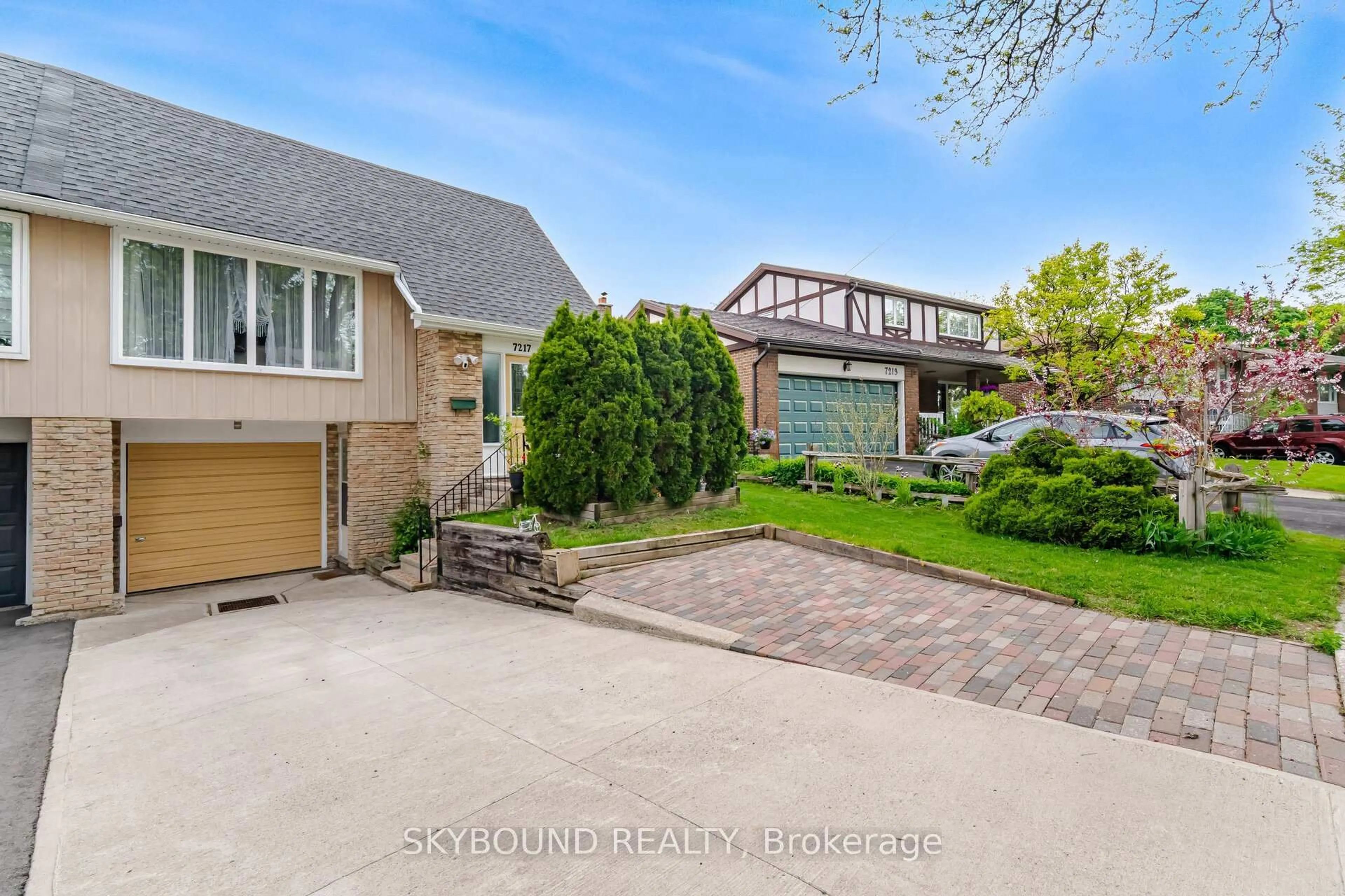 A pic from outside/outdoor area/front of a property/back of a property/a pic from drone, street for 7217 Fayette Circ, Mississauga Ontario L5N 1Y5