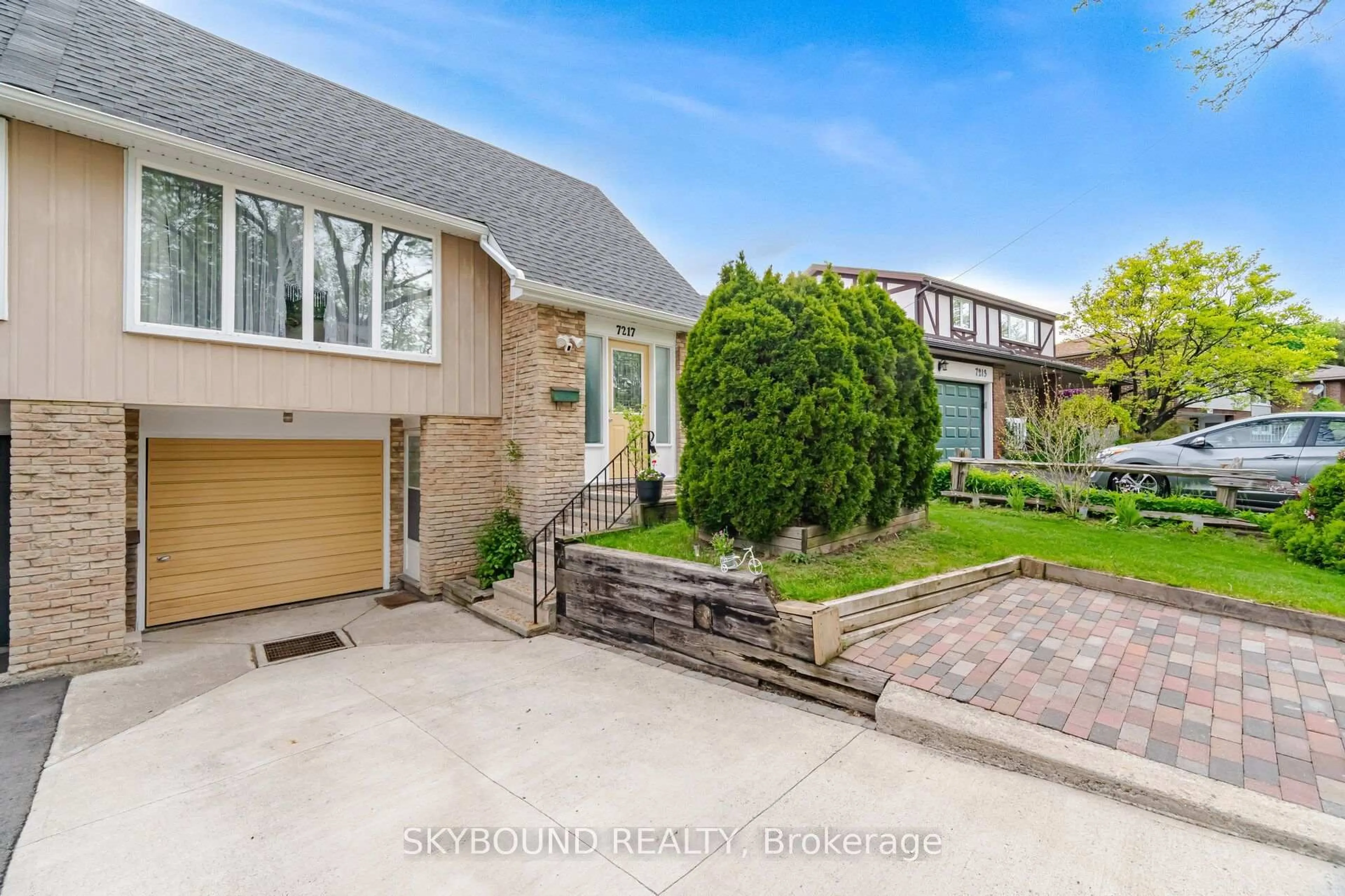 Home with brick exterior material, street for 7217 Fayette Circ, Mississauga Ontario L5N 1Y5