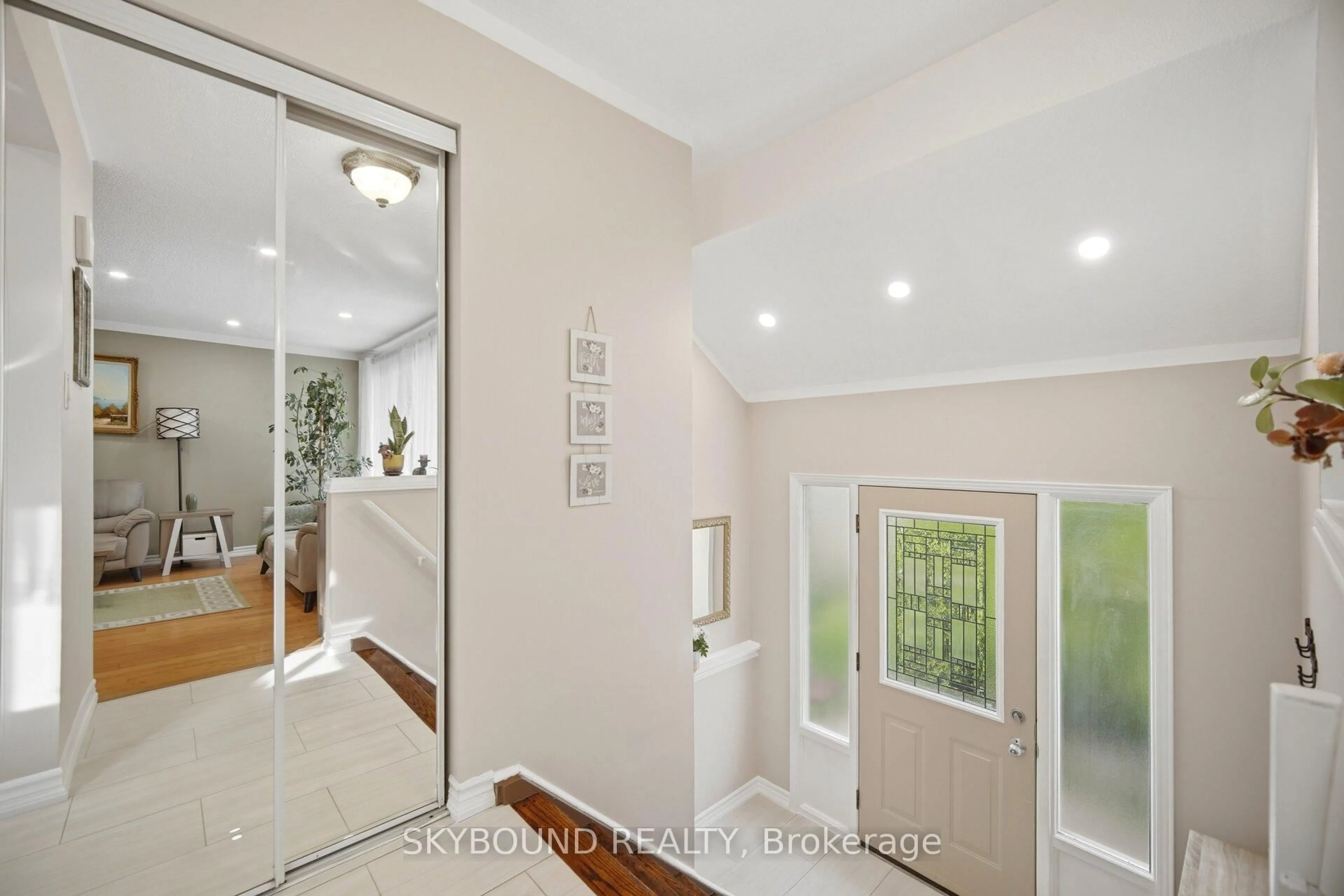 Indoor entryway for 7217 Fayette Circ, Mississauga Ontario L5N 1Y5