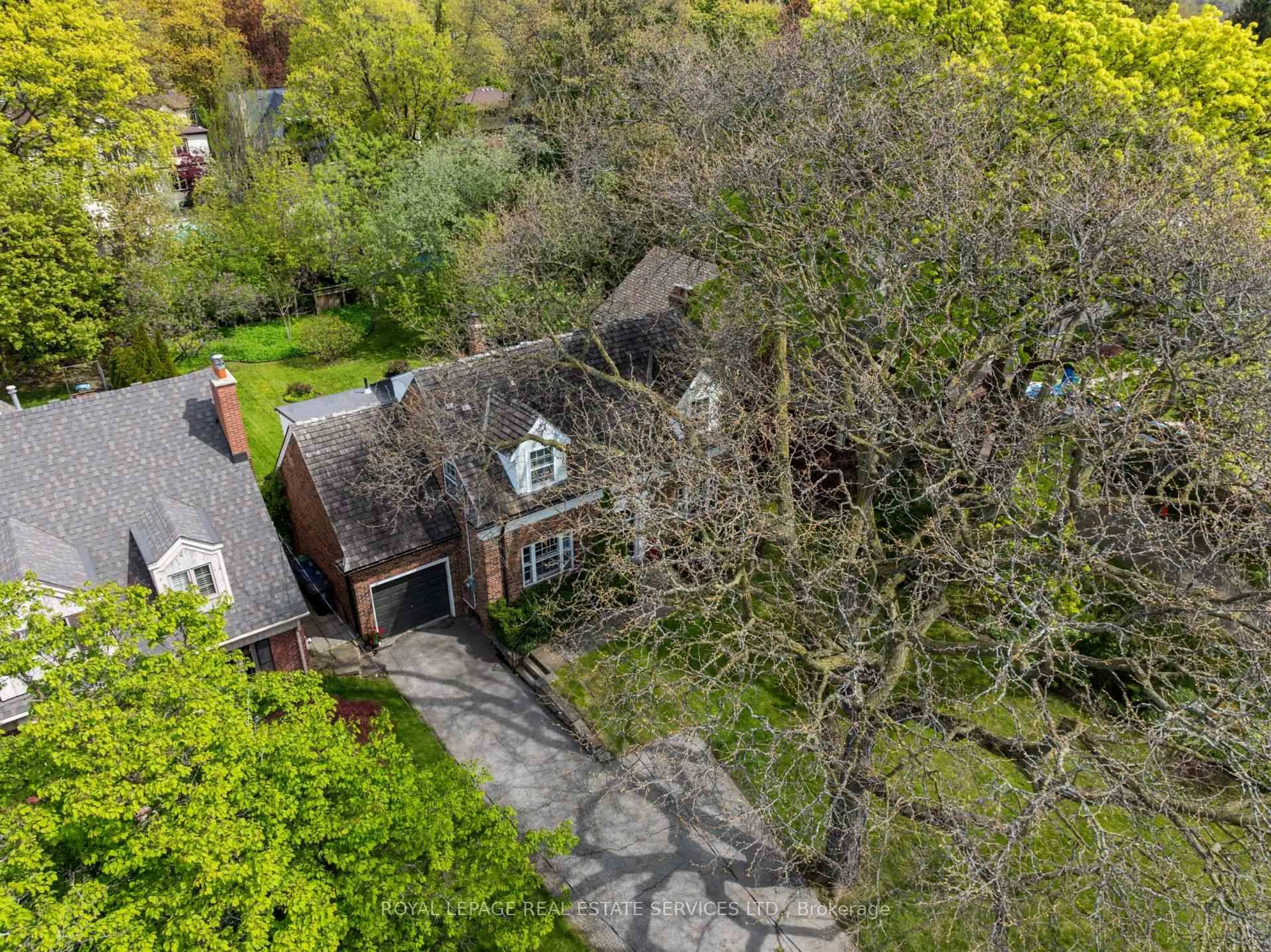 A pic from outside/outdoor area/front of a property/back of a property/a pic from drone, street for 28 Holloway Rd, Toronto Ontario M9A 1G1