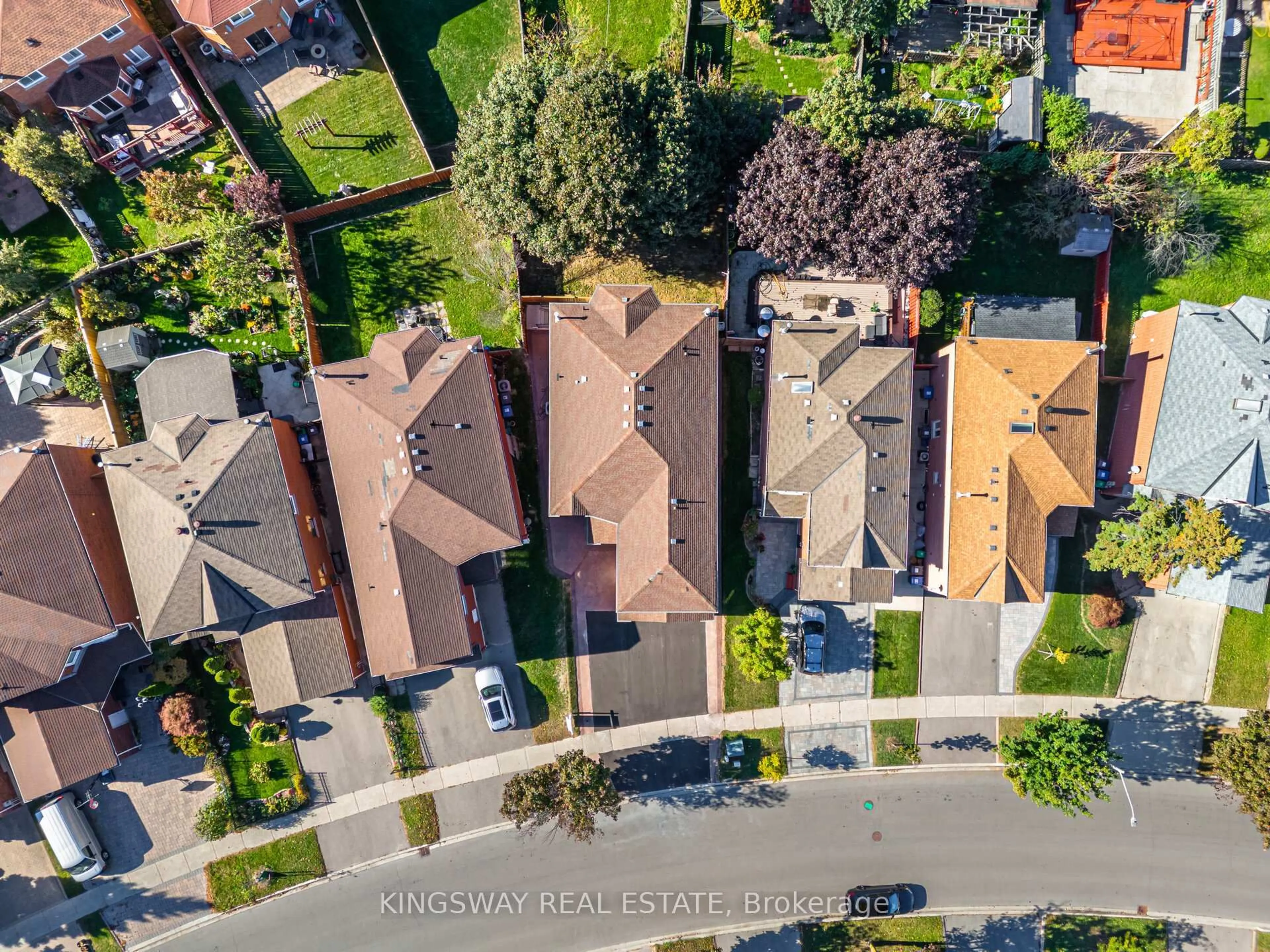 A pic from outside/outdoor area/front of a property/back of a property/a pic from drone, street for 1008 Ceremonial Dr, Mississauga Ontario L5R 2Z7