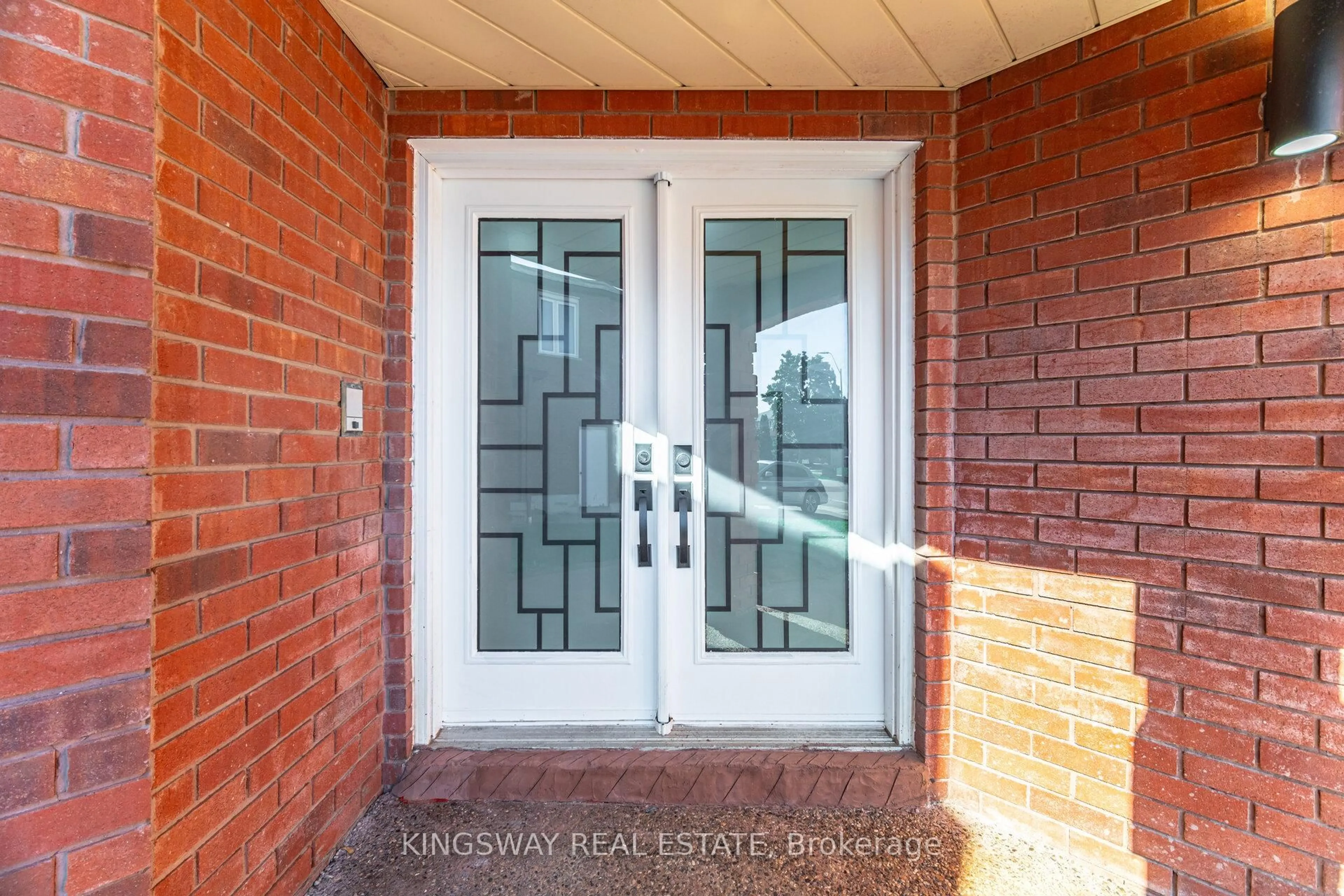 Indoor entryway for 1008 Ceremonial Dr, Mississauga Ontario L5R 2Z7