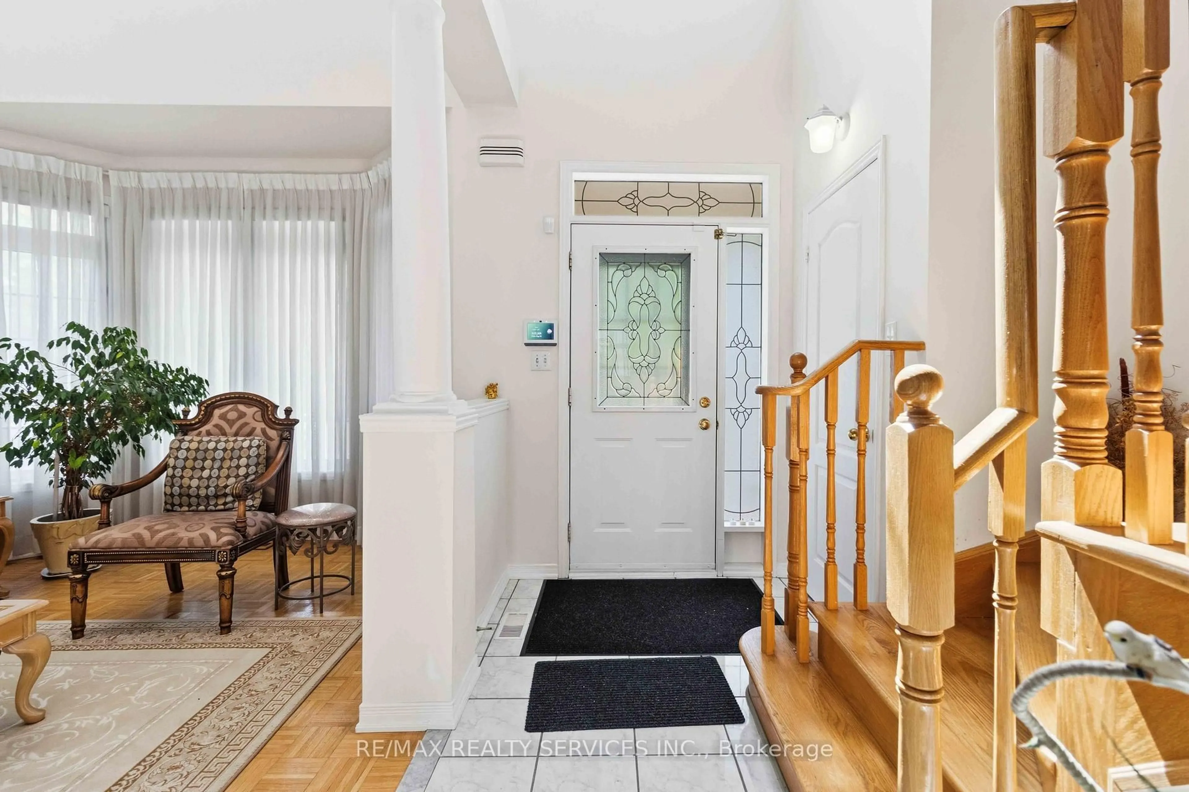 Indoor foyer for 82 Mainard Cres, Brampton Ontario L6R 2T8