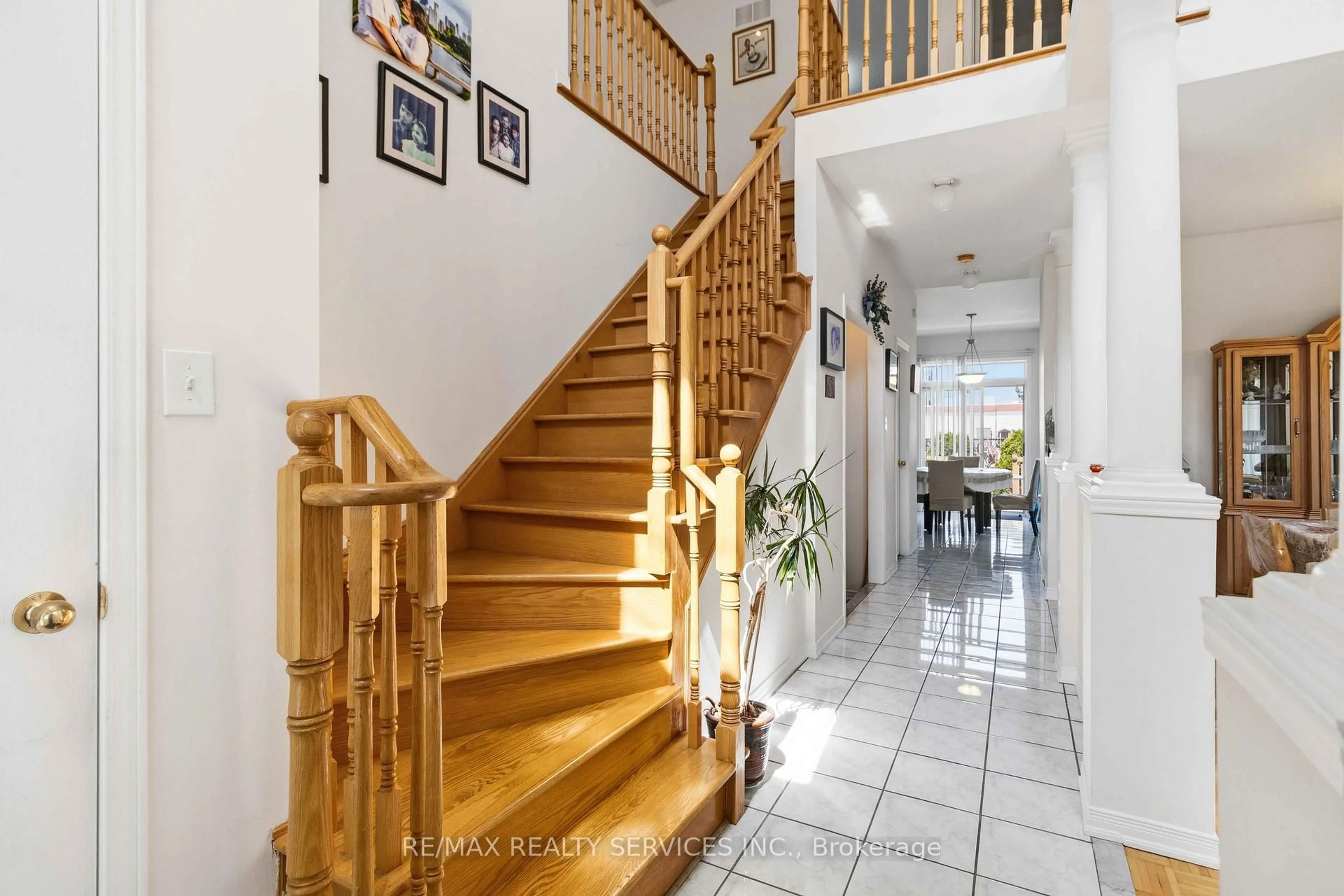 Indoor foyer for 82 Mainard Cres, Brampton Ontario L6R 2T8