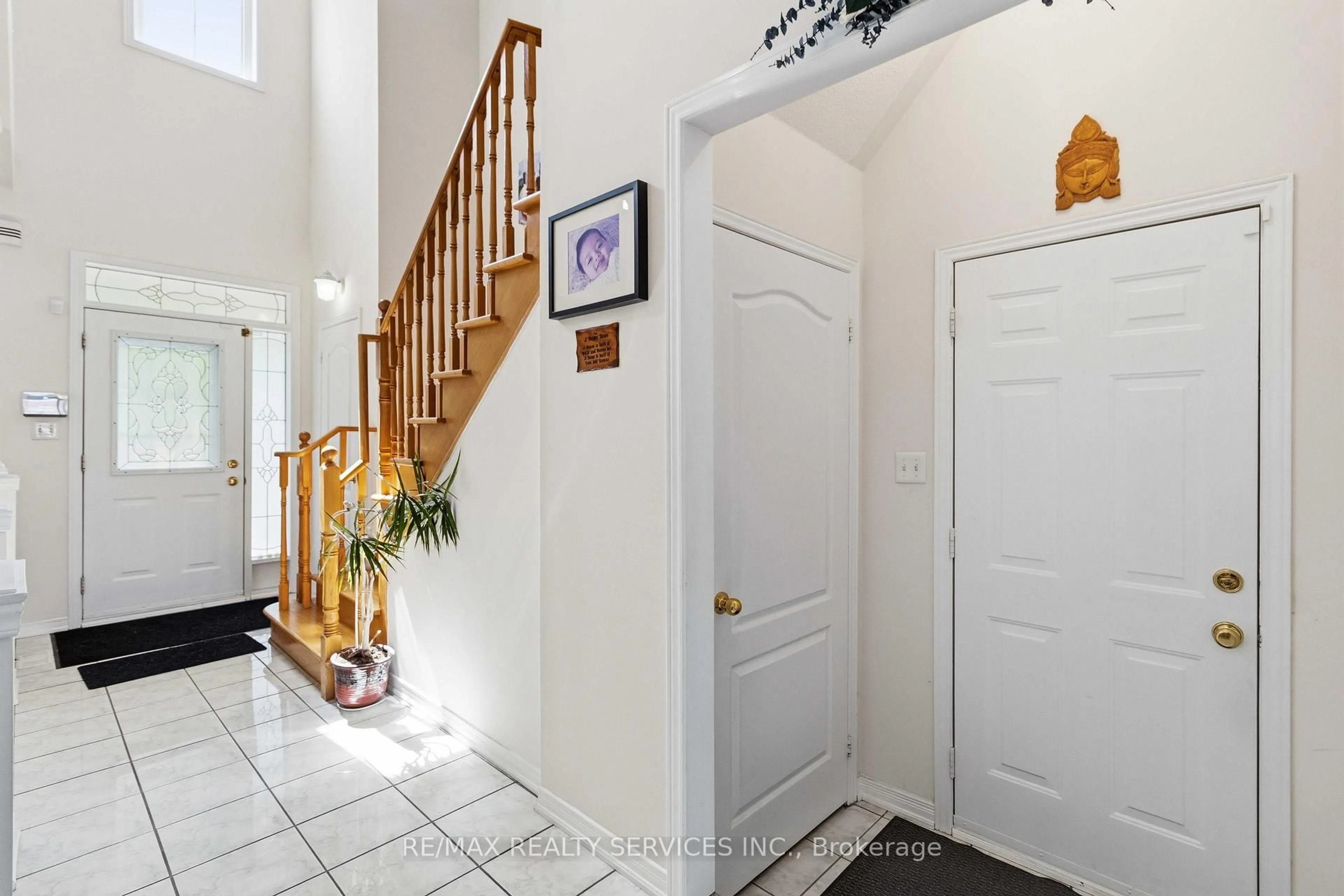 Indoor foyer for 82 Mainard Cres, Brampton Ontario L6R 2T8