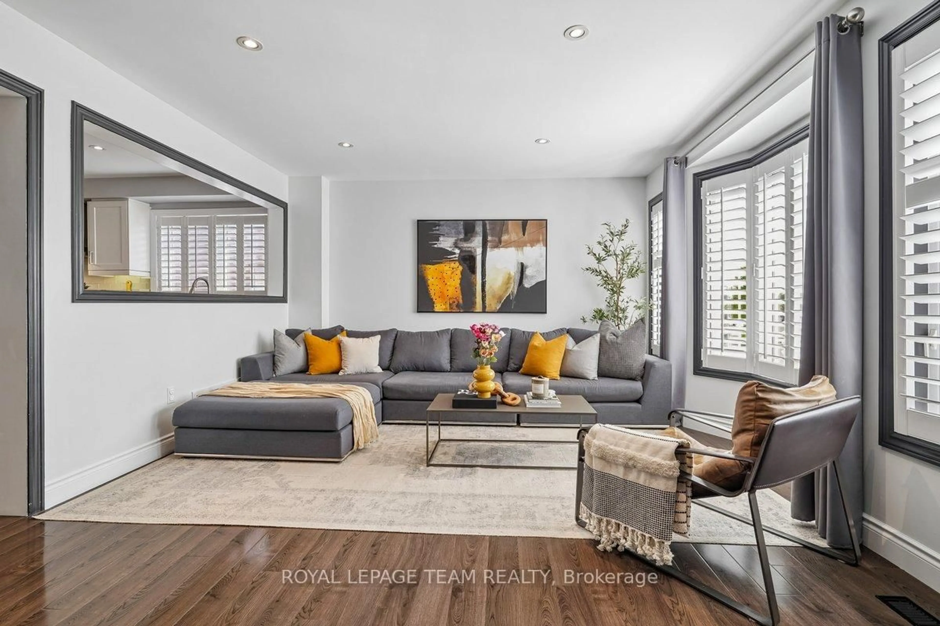 Living room with furniture, unknown for 41 Platinum Dr, Toronto Ontario M6M 5K2