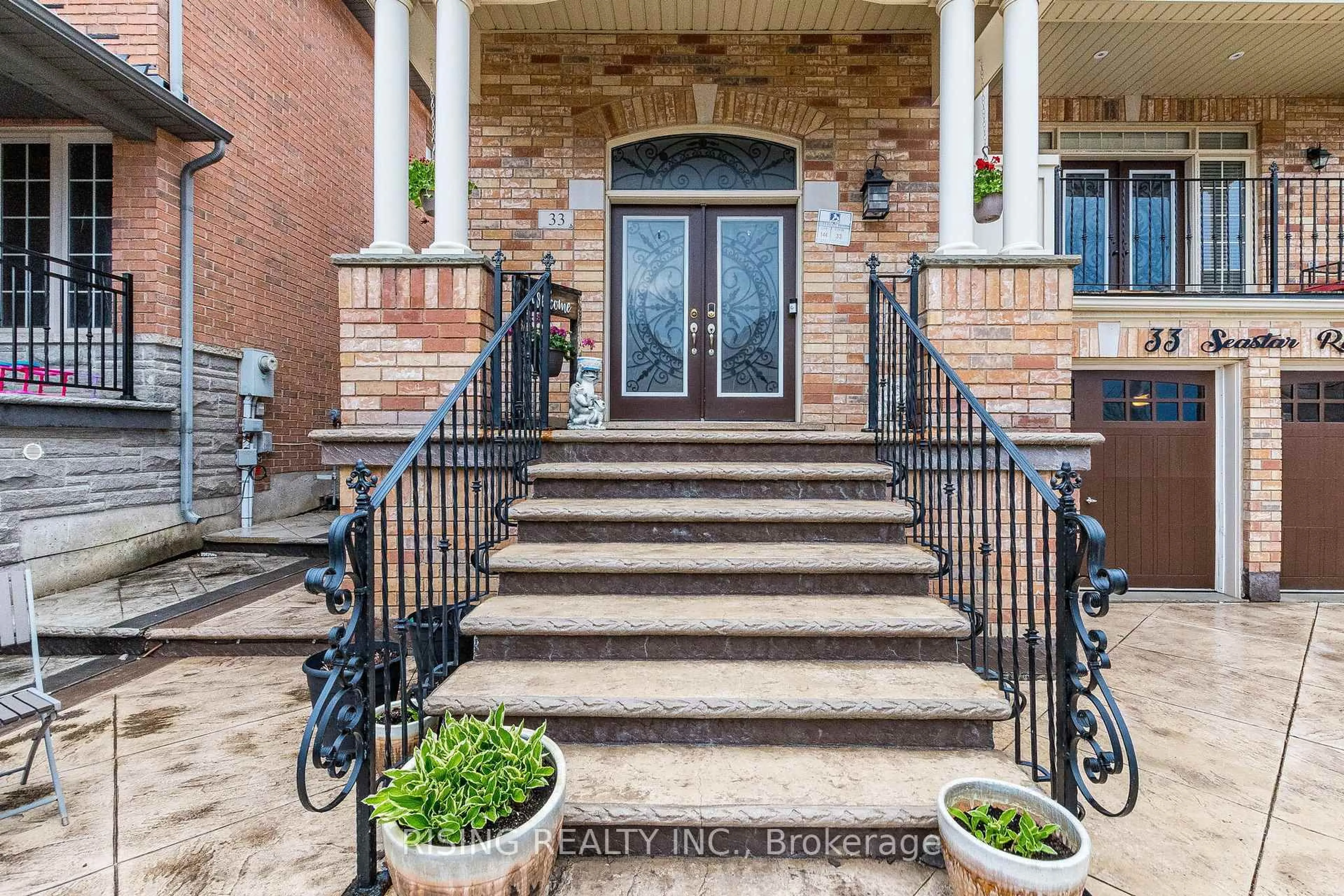 Indoor entryway for 33 Seastar Rd, Brampton Ontario L6Y 0P1