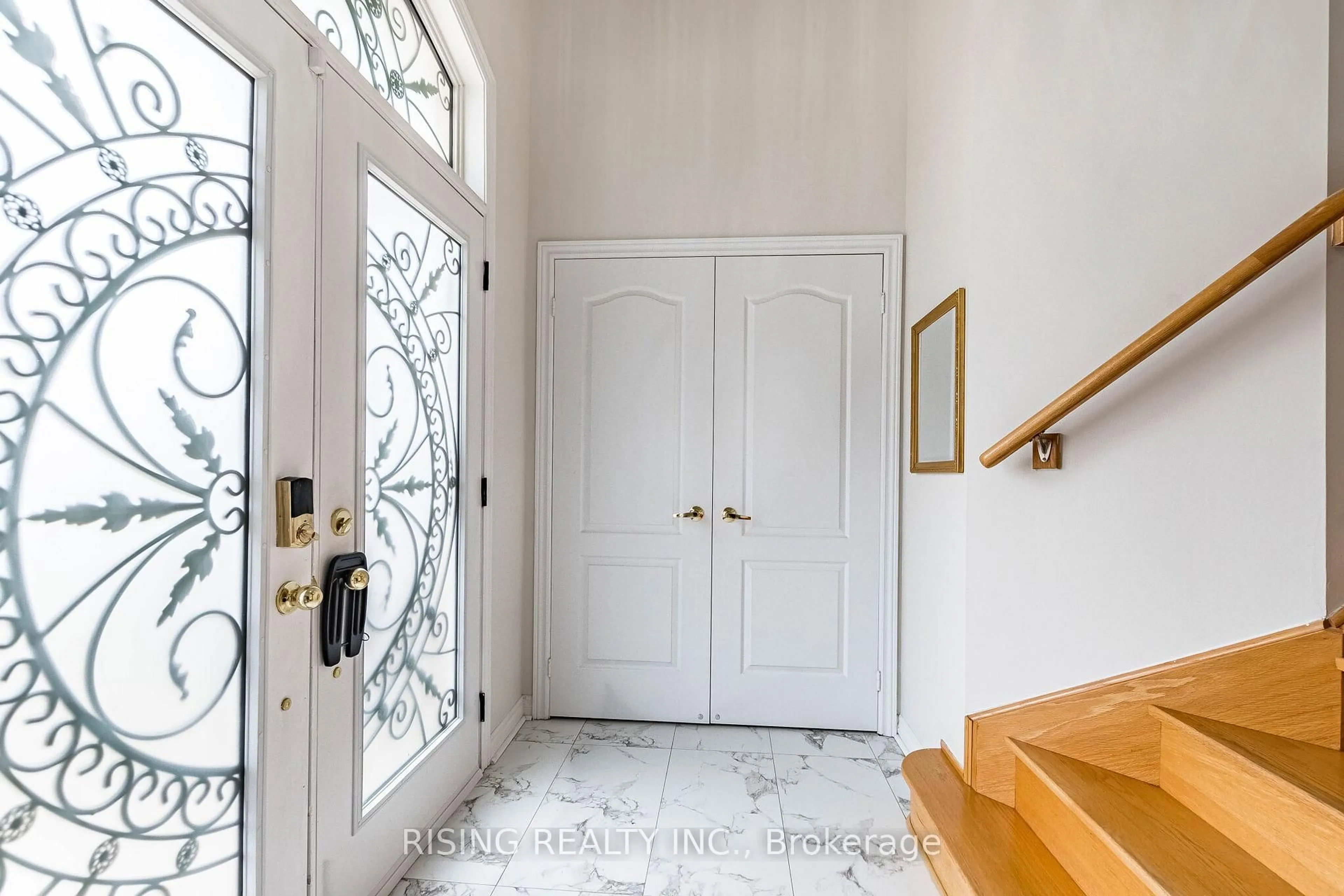 Indoor entryway for 33 Seastar Rd, Brampton Ontario L6Y 0P1