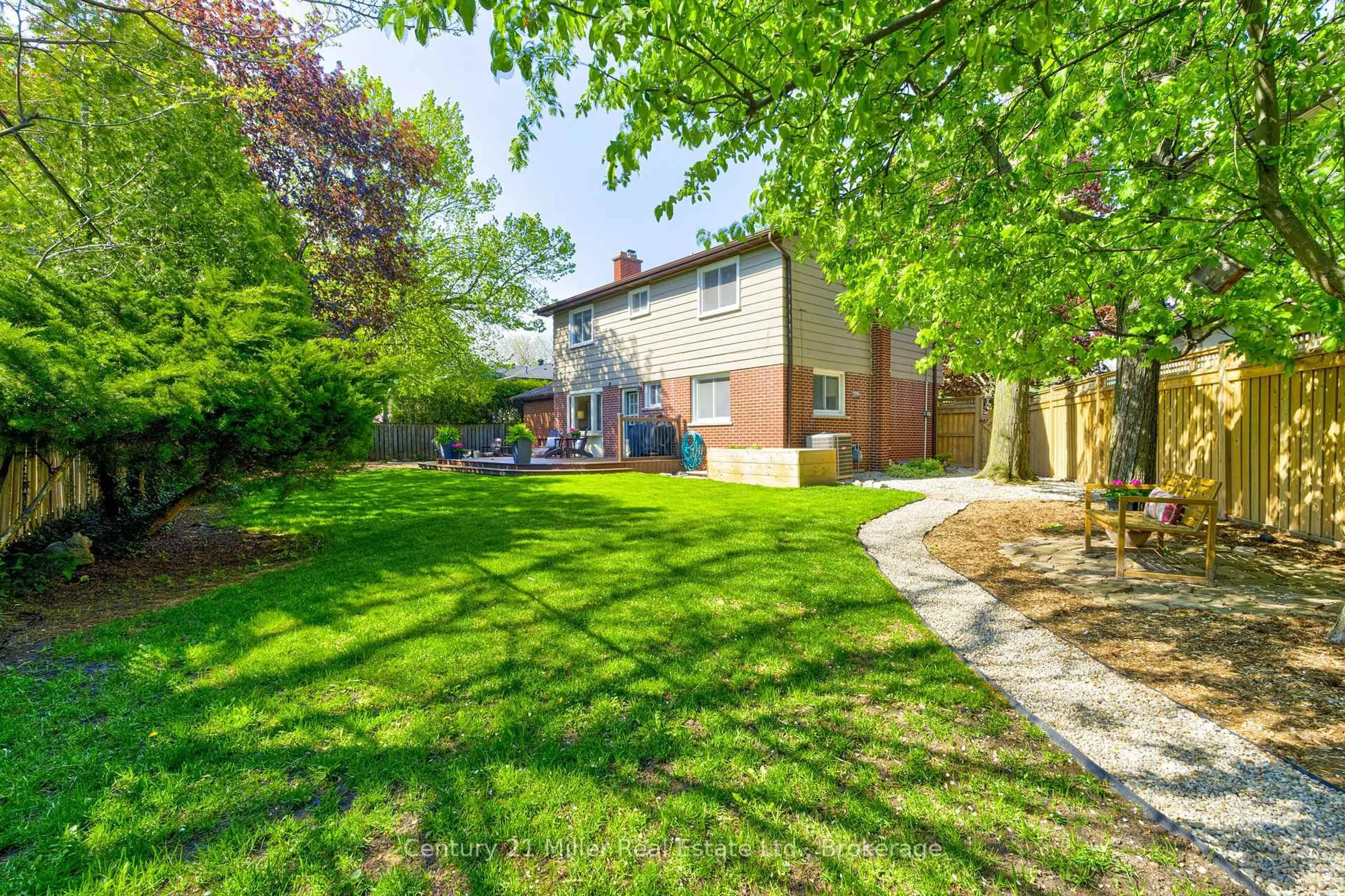 A pic from outside/outdoor area/front of a property/back of a property/a pic from drone, street for 418 Southland Cres, Oakville Ontario L6L 3N8