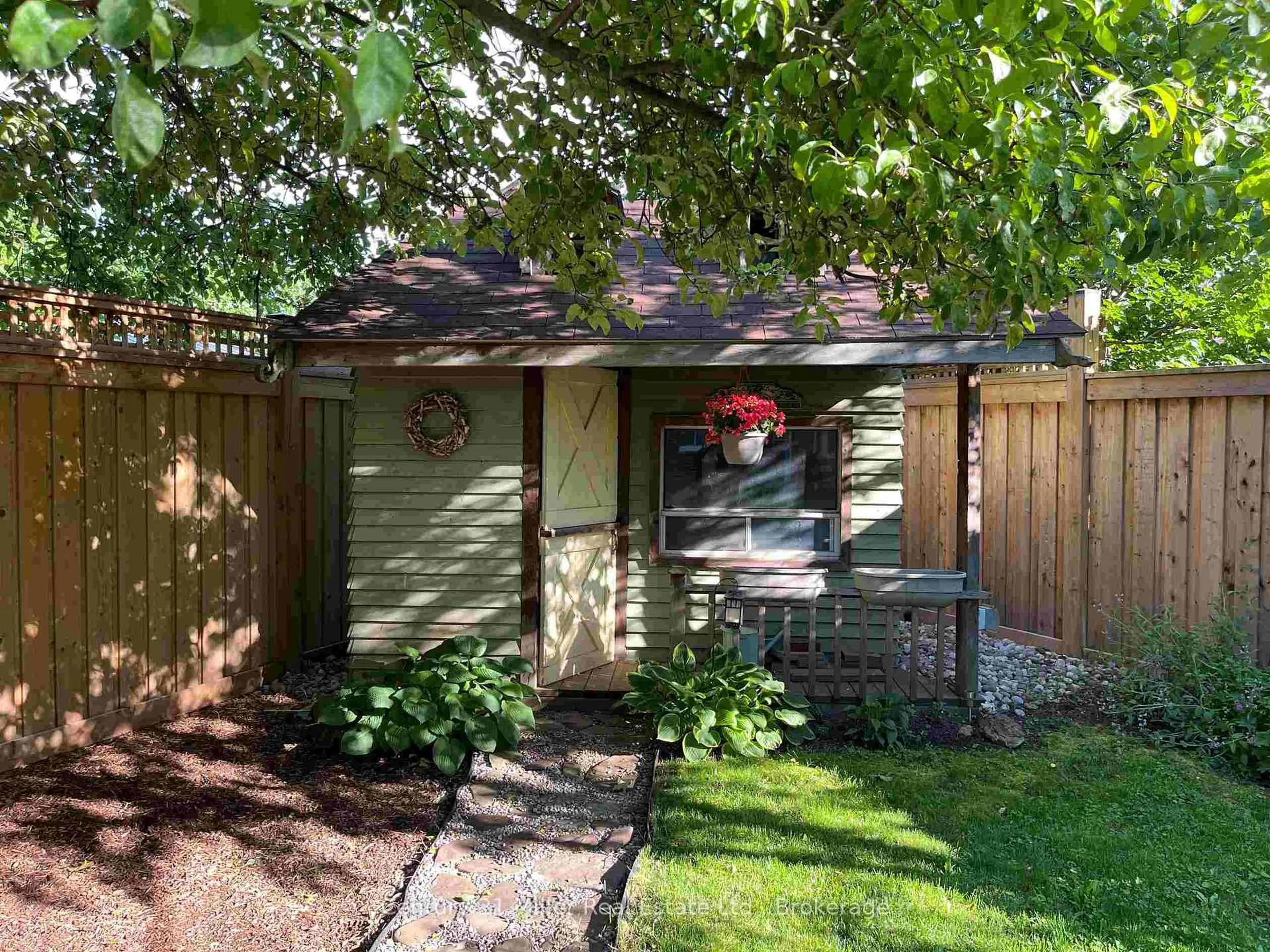 Shed for 418 Southland Cres, Oakville Ontario L6L 3N8