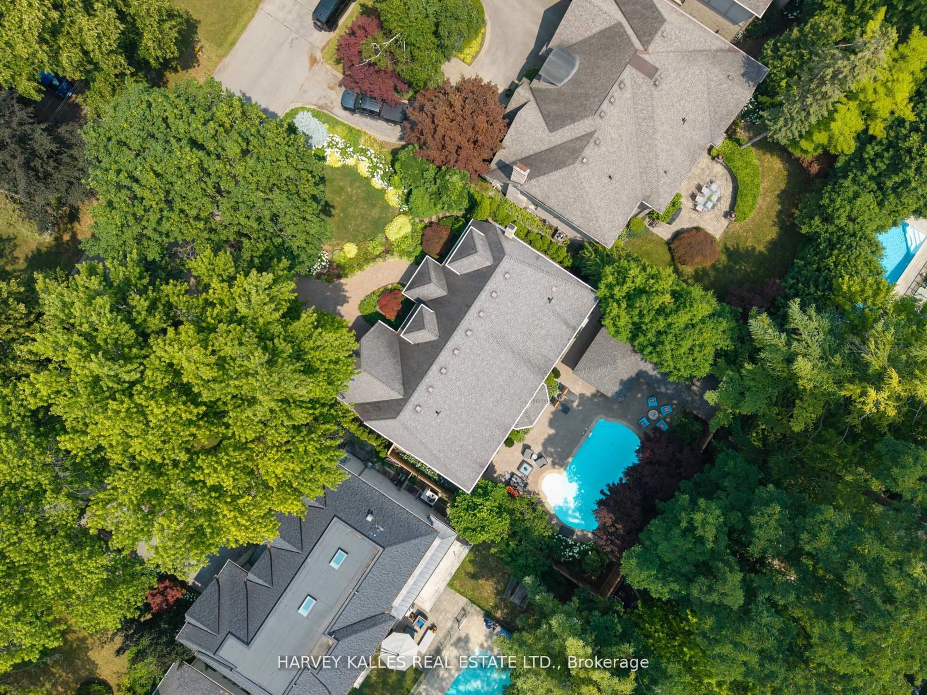 A pic from outside/outdoor area/front of a property/back of a property/a pic from drone, street for 7 ROMNEY Rd, Toronto Ontario M9A 4E9