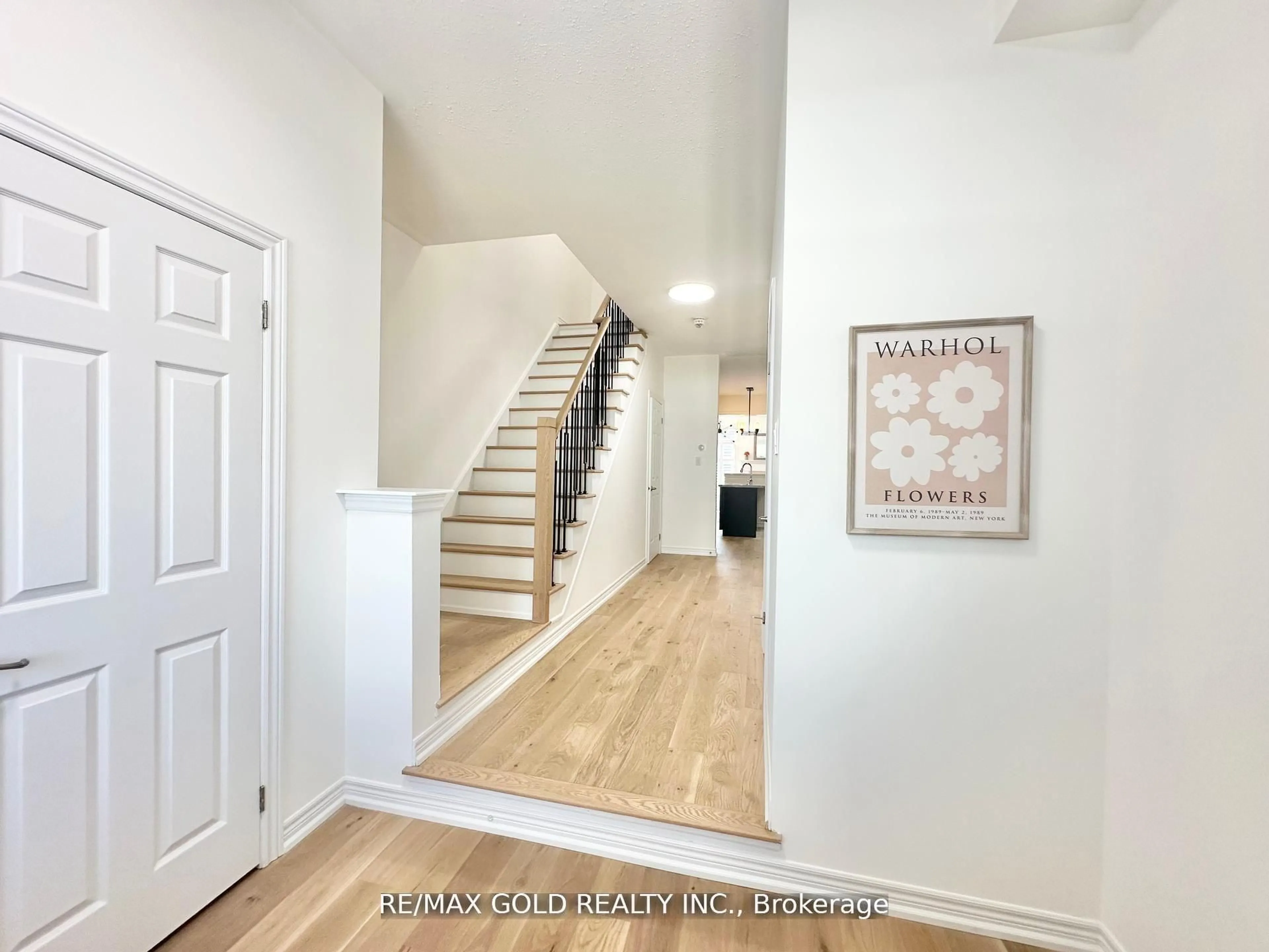 Indoor entryway for 111 Huguenot Rd, Oakville Ontario L6H 0M3