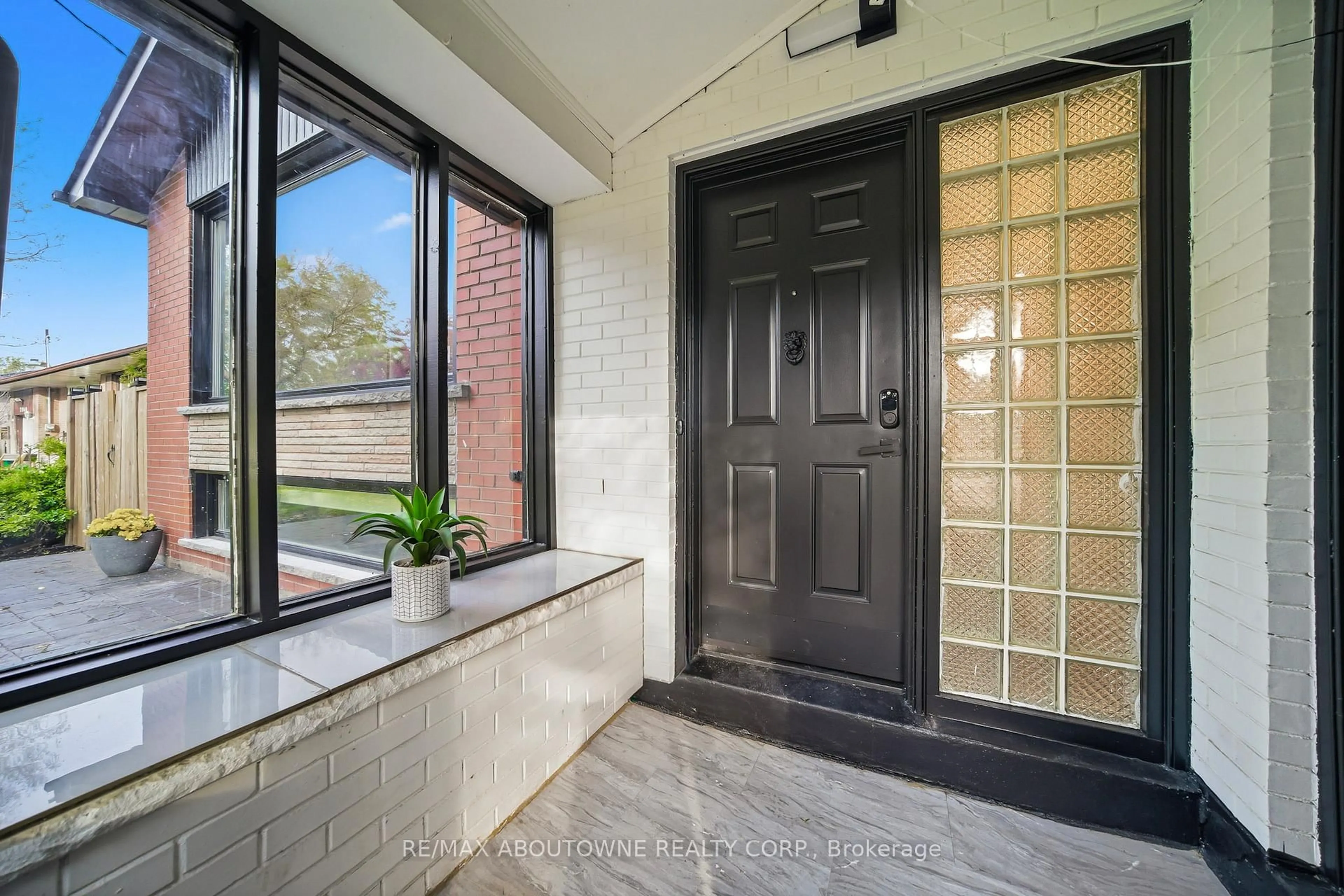 Indoor entryway for 2066 Rebecca St, Oakville Ontario L6L 2A2