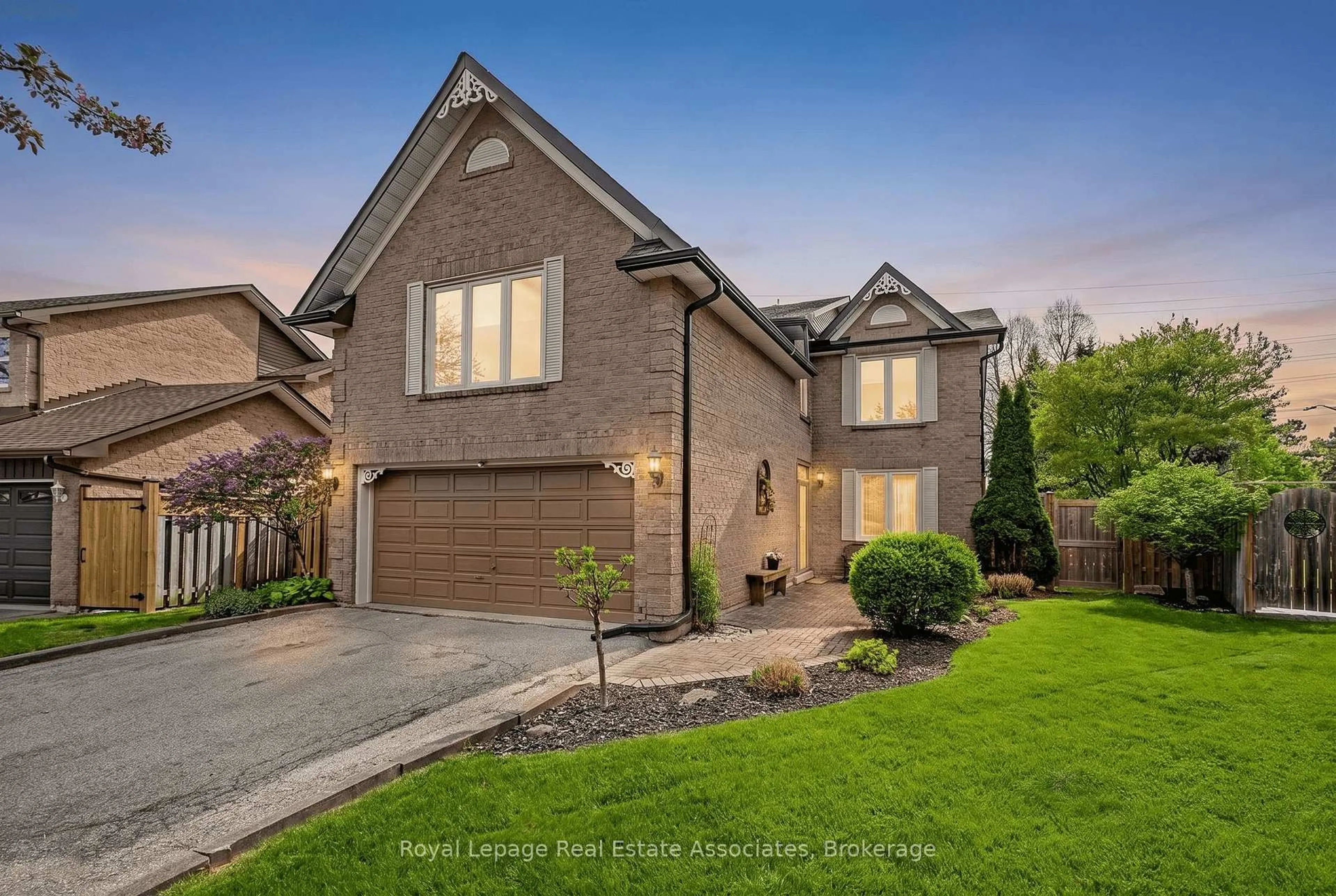 Home with brick exterior material, street for 16 Cotswold Crt, Halton Hills Ontario L7G 5E5