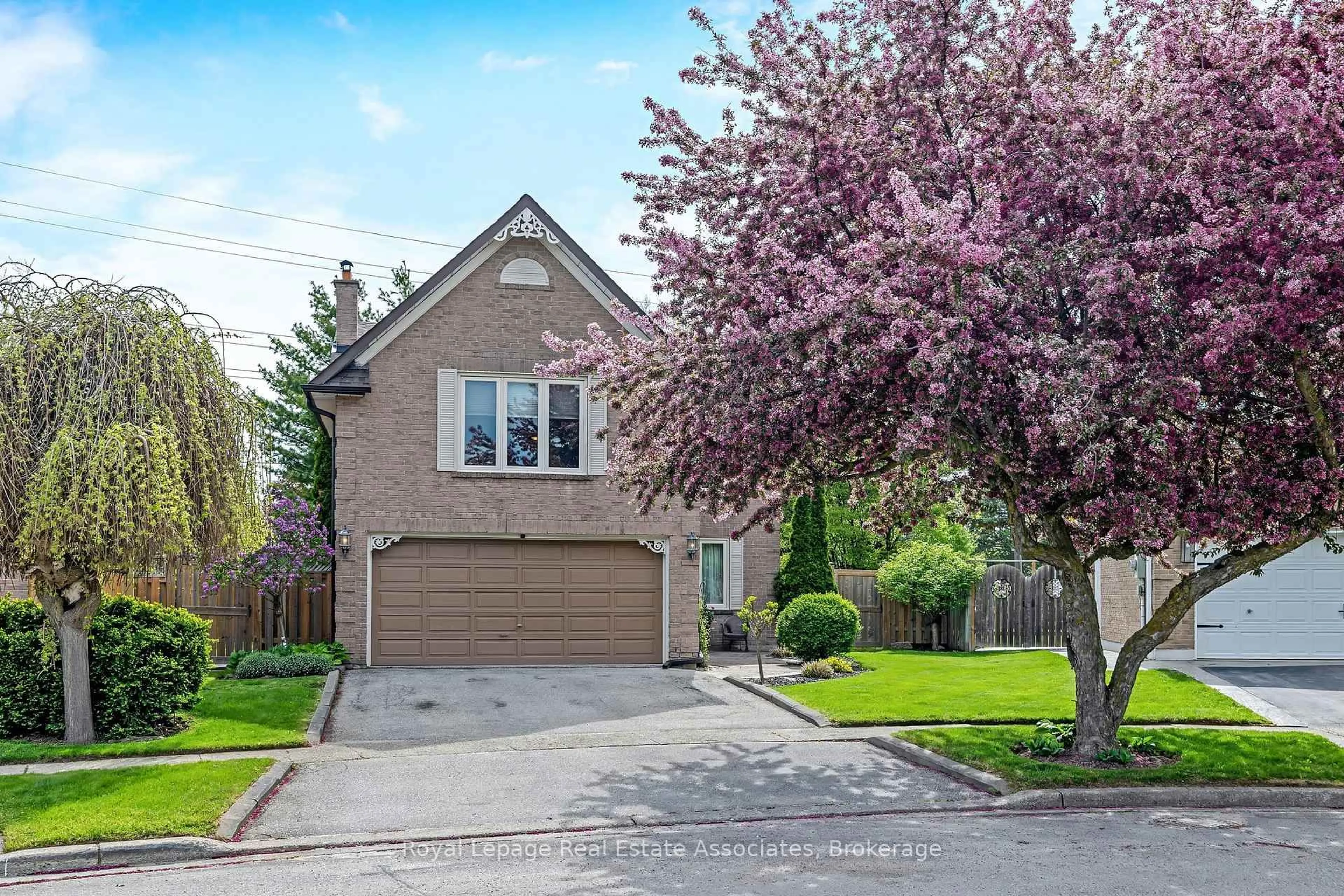 Home with vinyl exterior material, street for 16 Cotswold Crt, Halton Hills Ontario L7G 5E5