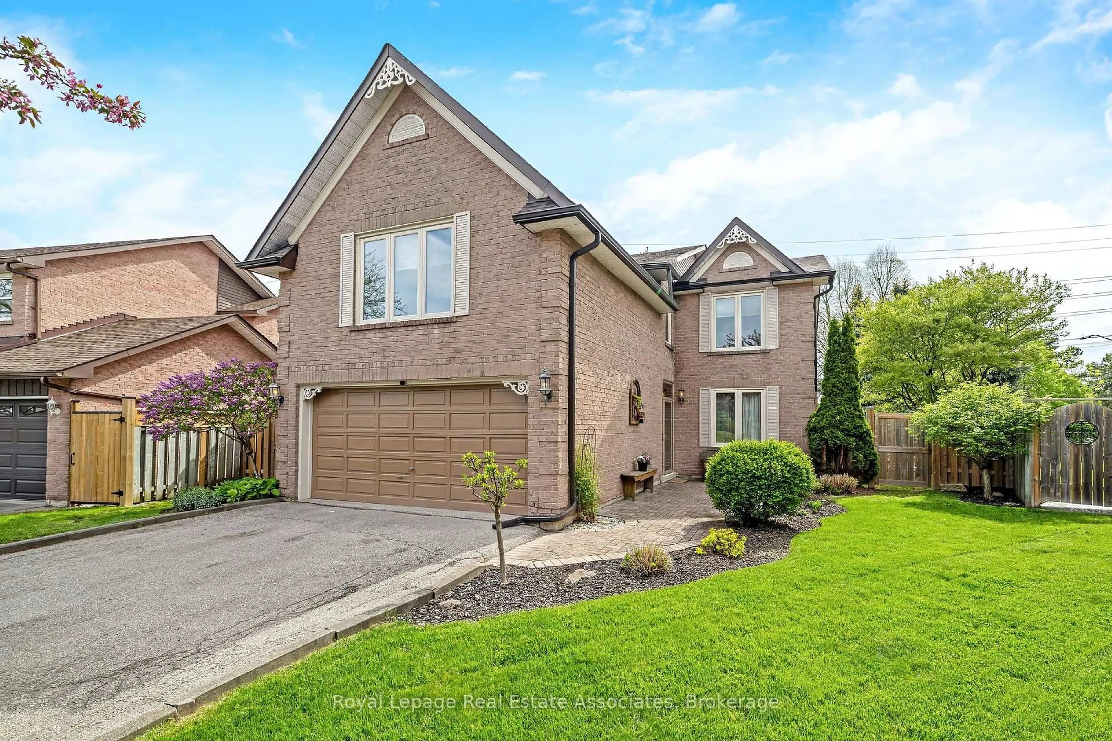 Home with brick exterior material, street for 16 Cotswold Crt, Halton Hills Ontario L7G 5E5
