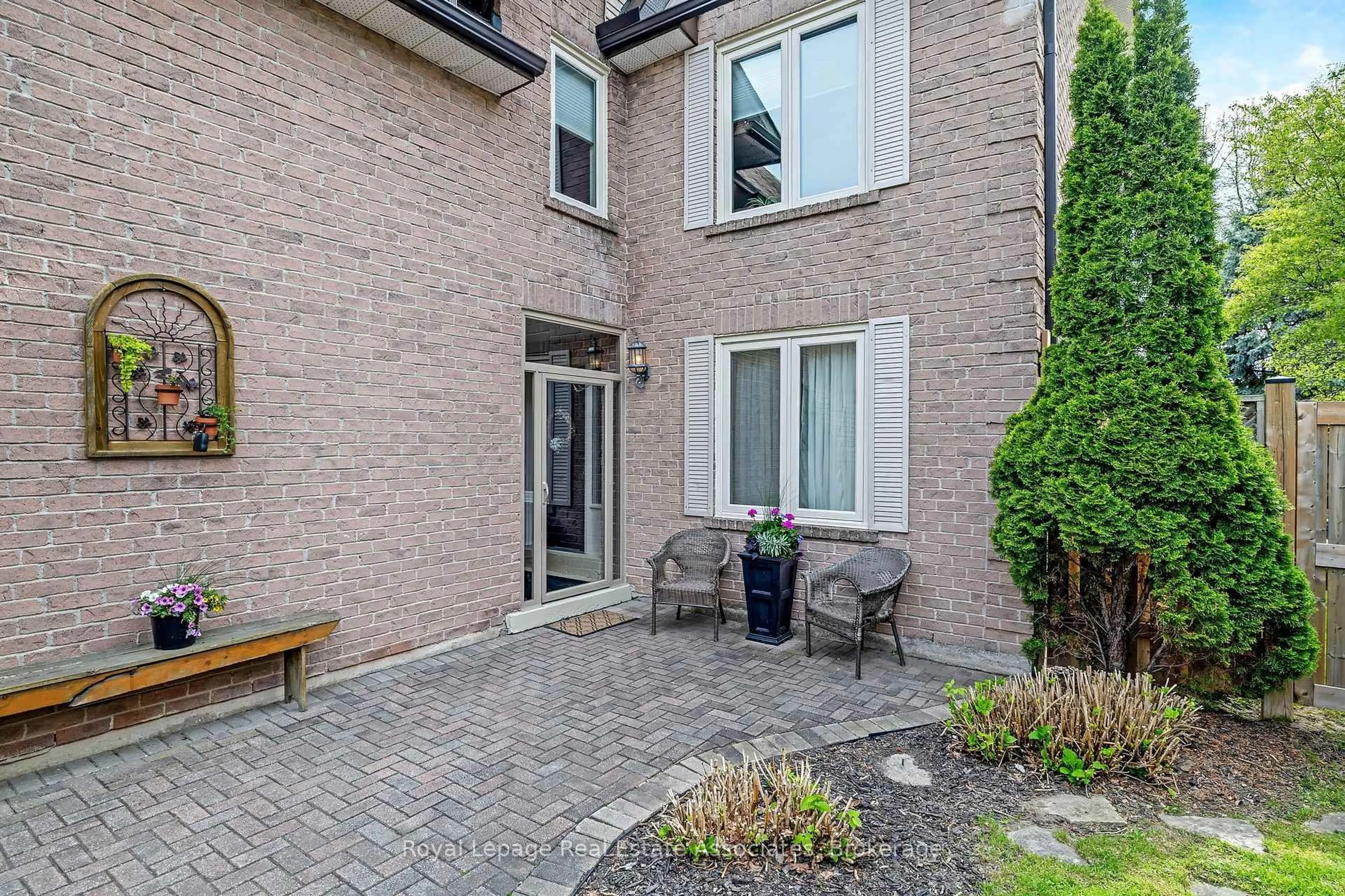 Home with brick exterior material, street for 16 Cotswold Crt, Halton Hills Ontario L7G 5E5