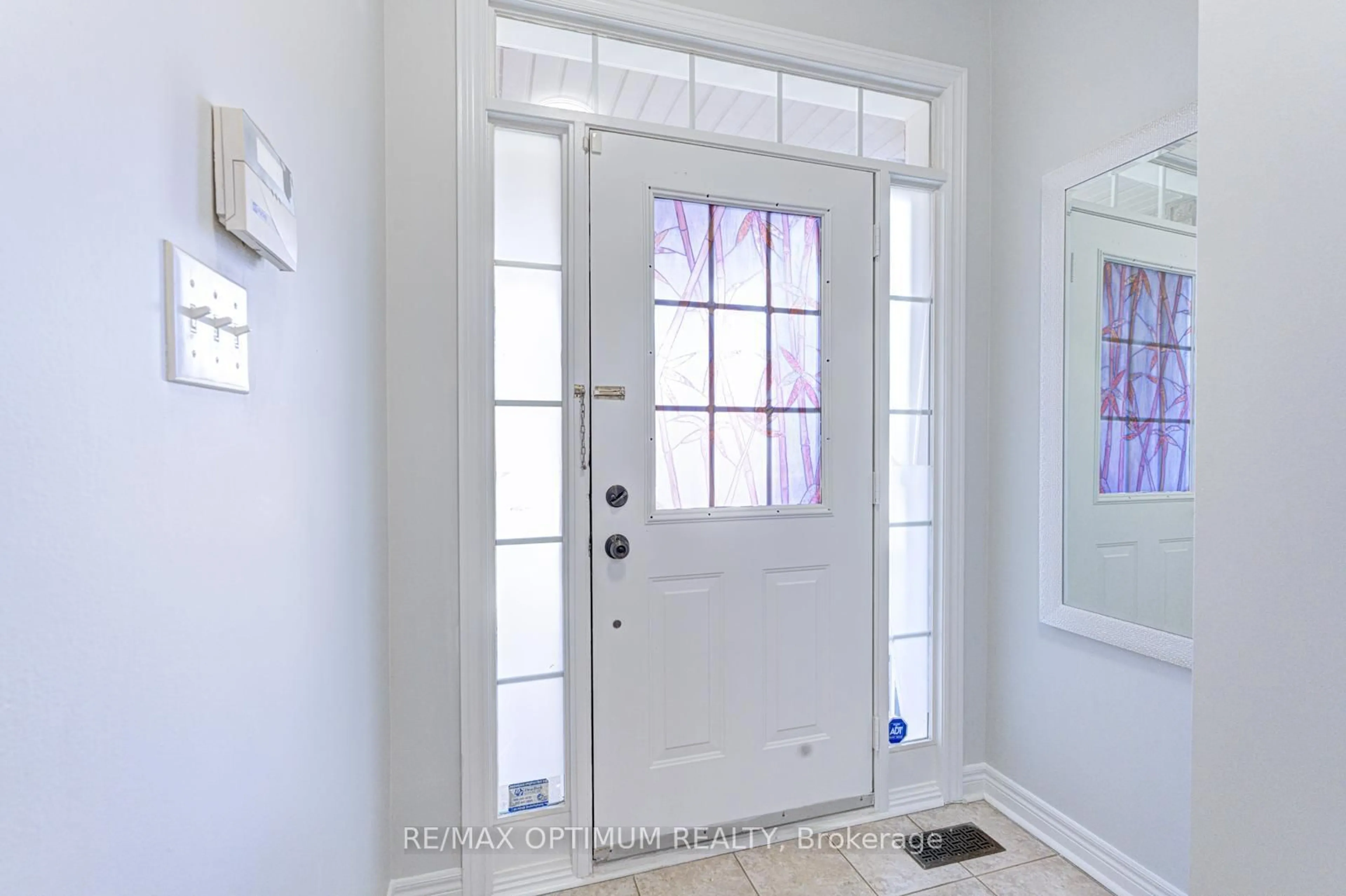 Indoor entryway for 118 Nathaniel Cres, Brampton Ontario L6Y 5M3