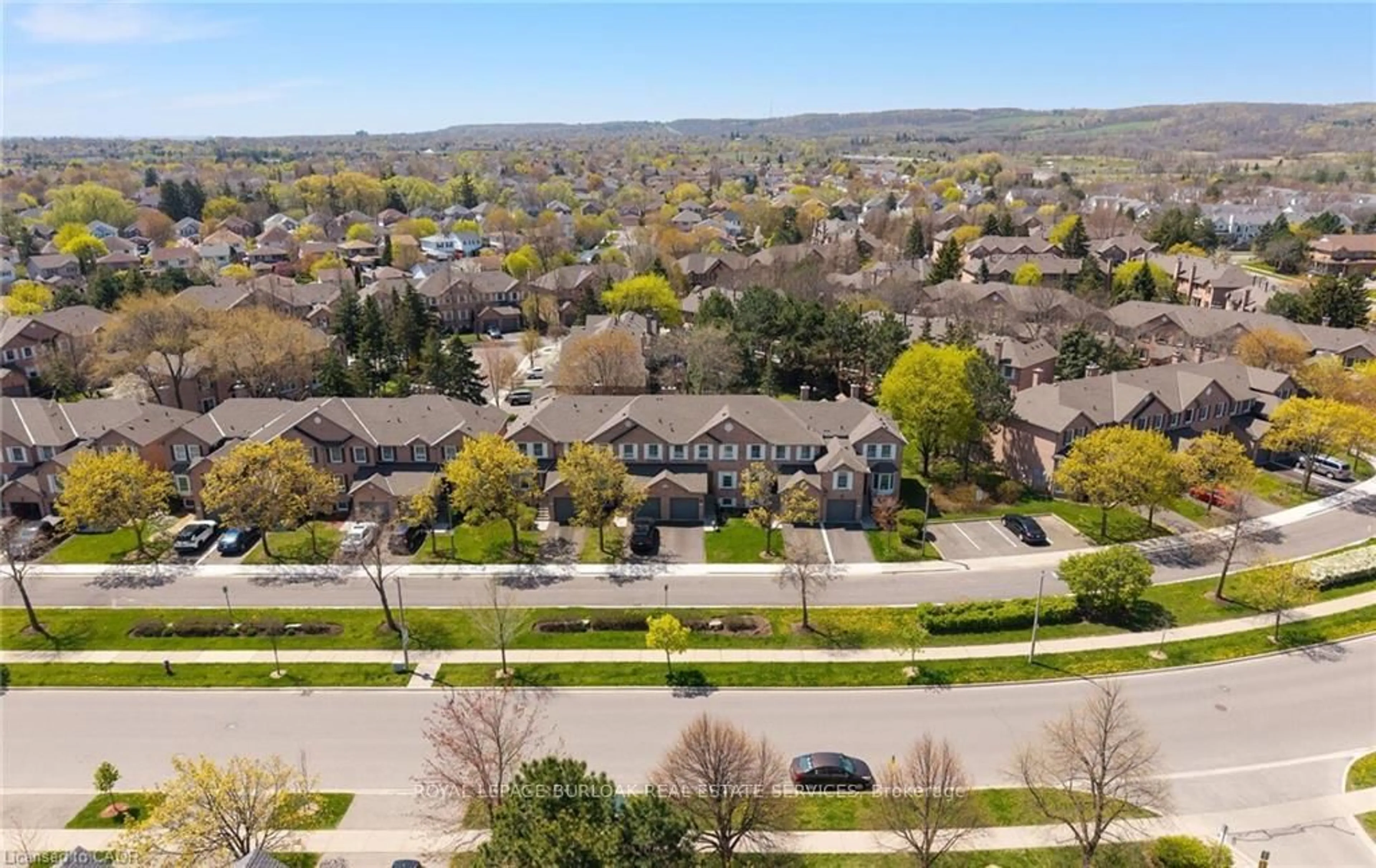A pic from outside/outdoor area/front of a property/back of a property/a pic from drone, street for 2935 Headon Forest Dr #15, Burlington Ontario L7M 3Z7