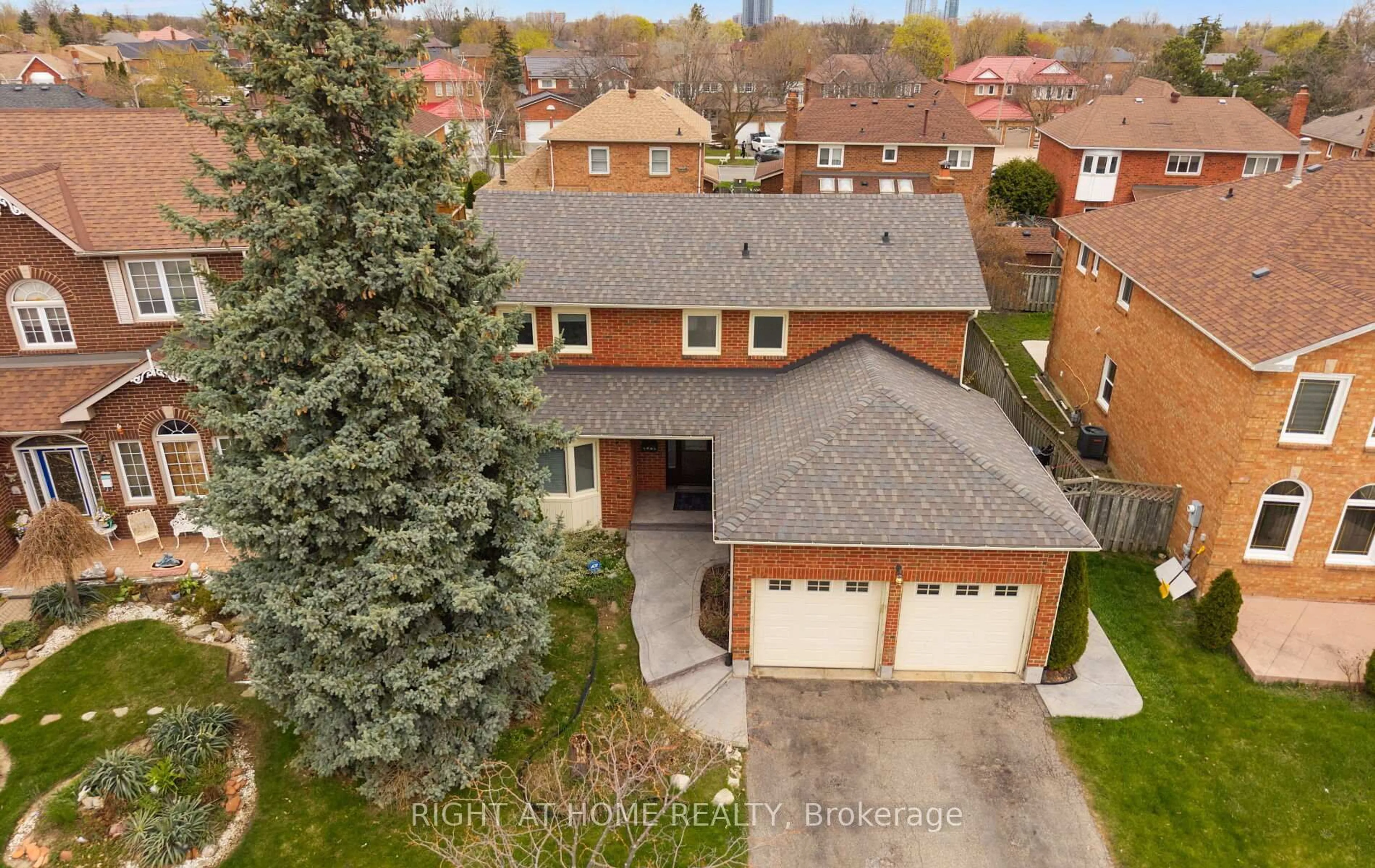 A pic from outside/outdoor area/front of a property/back of a property/a pic from drone, street for 72 Brydon Cres, Brampton Ontario L6X 3E5