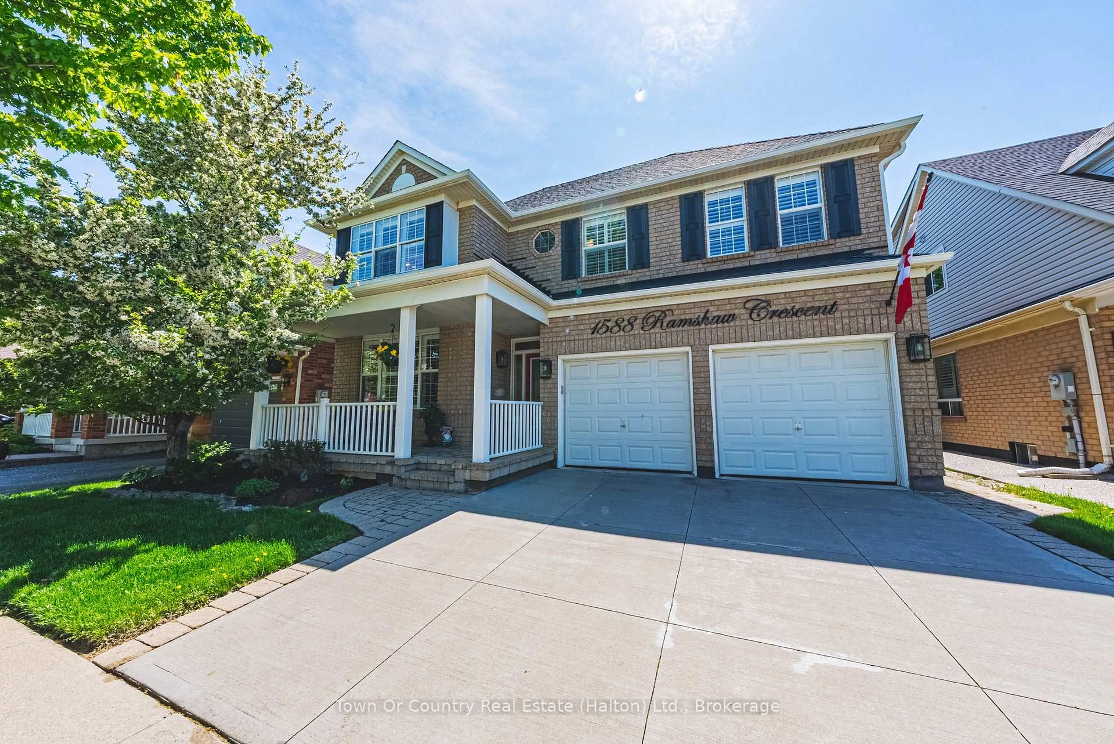 Home with vinyl exterior material, street for 1588 Ramshaw Cres, Milton Ontario L9T 5L9