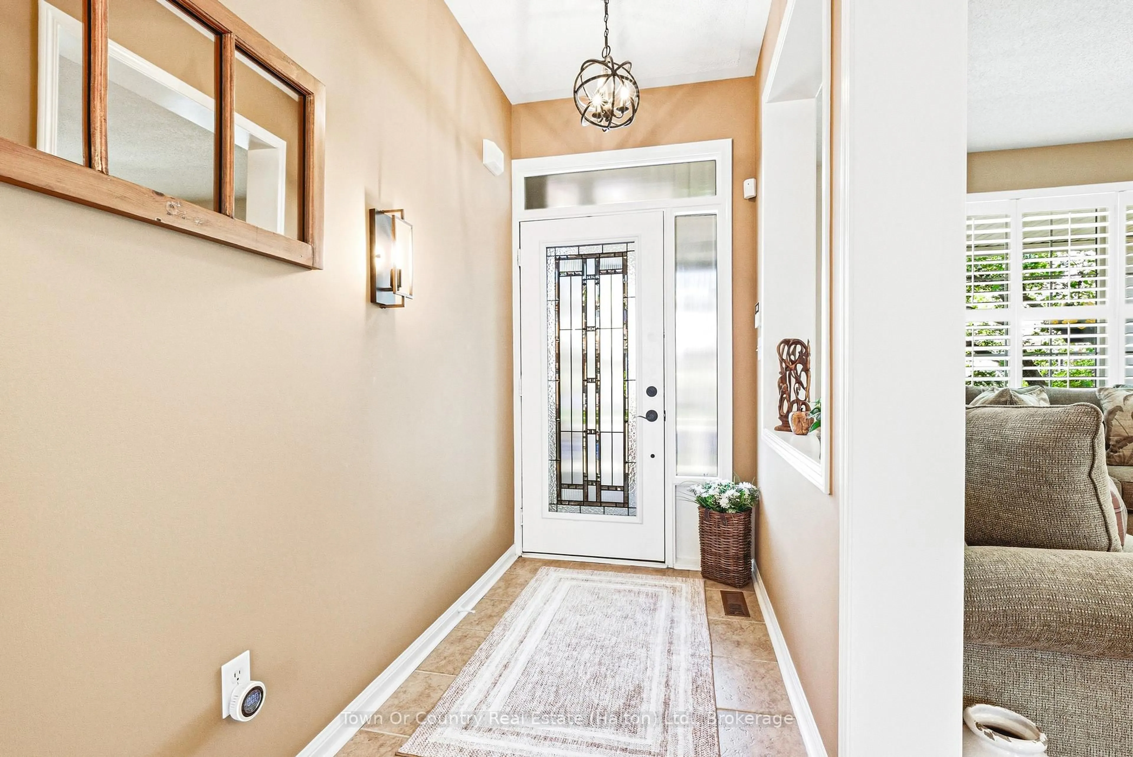 Indoor entryway for 1588 Ramshaw Cres, Milton Ontario L9T 5L9