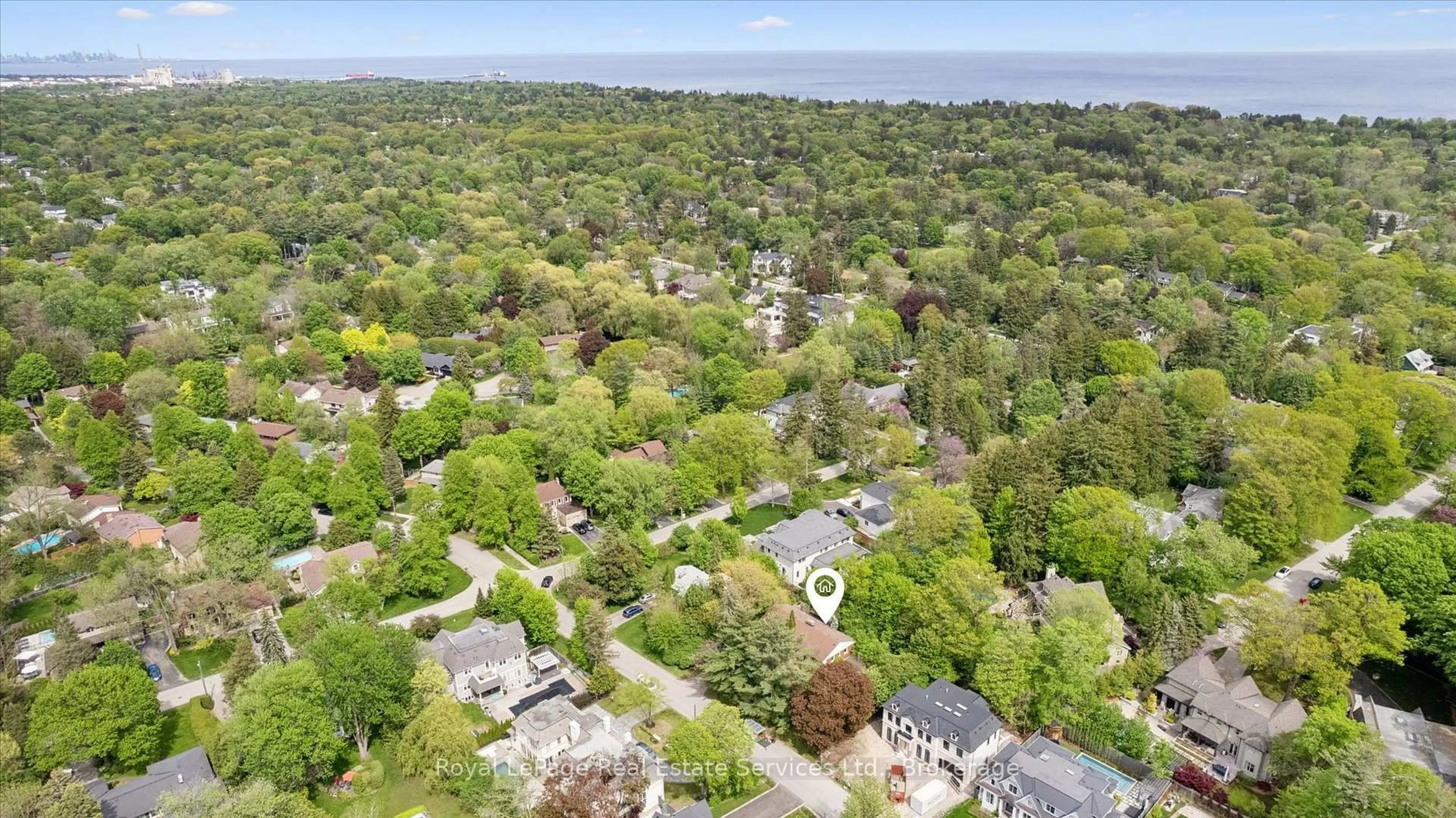 A pic from outside/outdoor area/front of a property/back of a property/a pic from drone, forest/trees view for 1118 Melvin Ave, Oakville Ontario L6J 2V9