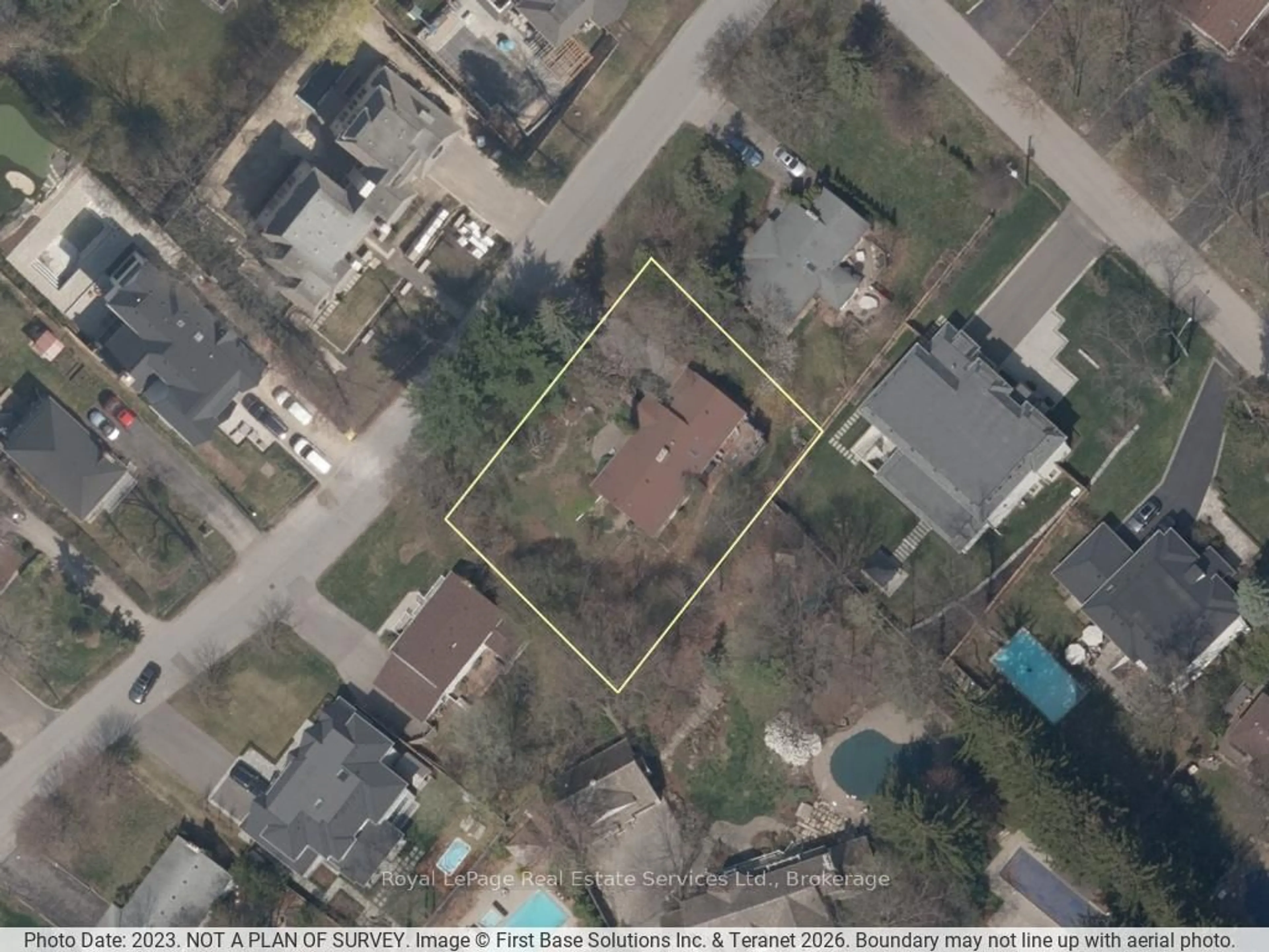 A pic from outside/outdoor area/front of a property/back of a property/a pic from drone, street for 1118 Melvin Ave, Oakville Ontario L6J 2V9