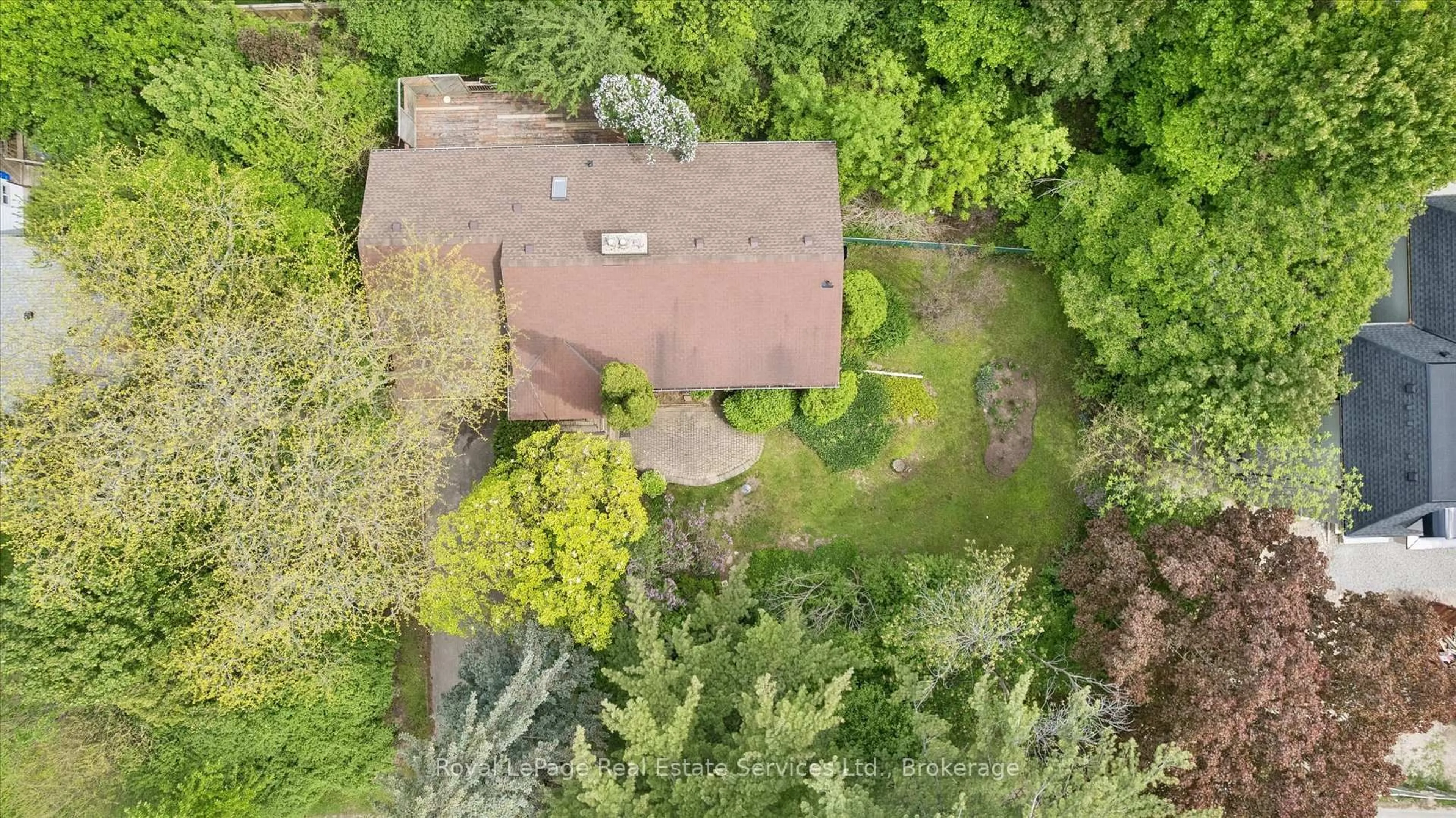 A pic from outside/outdoor area/front of a property/back of a property/a pic from drone, unknown for 1118 Melvin Ave, Oakville Ontario L6J 2V9