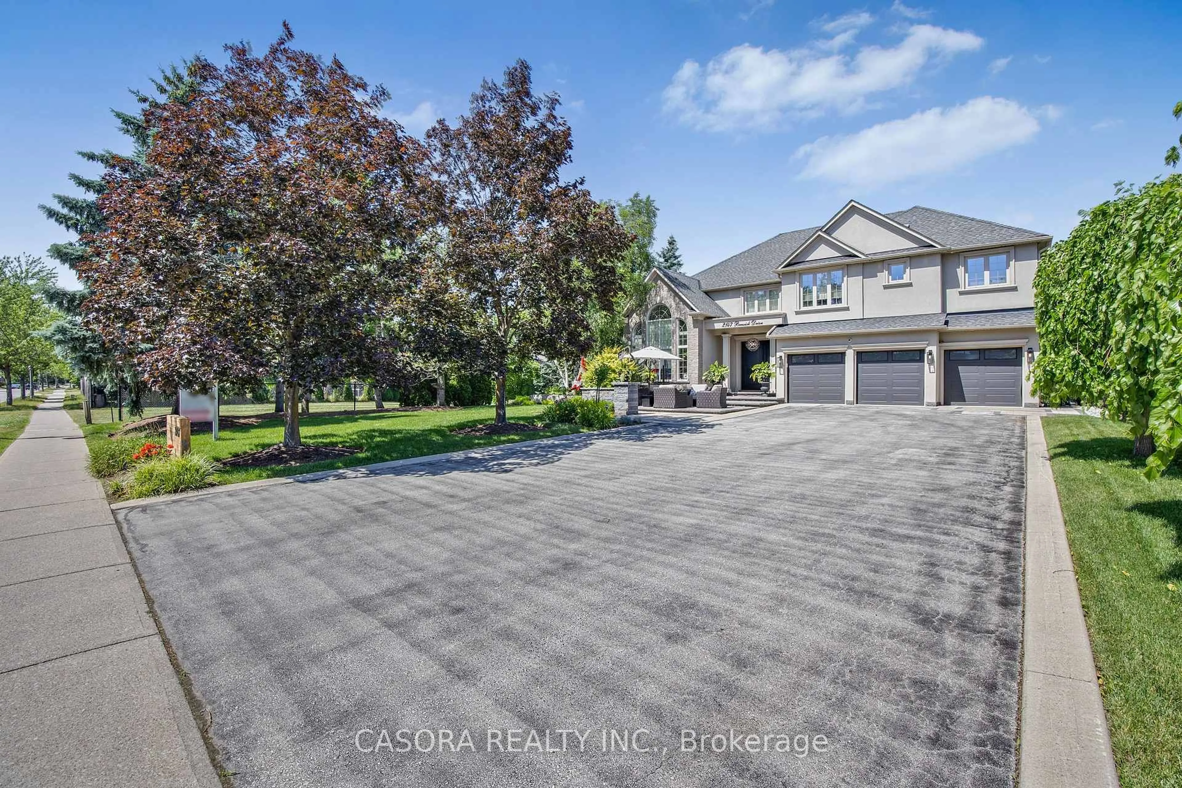 A pic from outside/outdoor area/front of a property/back of a property/a pic from drone, street for 2147 Berwick Dr, Burlington Ontario L7M 4B2