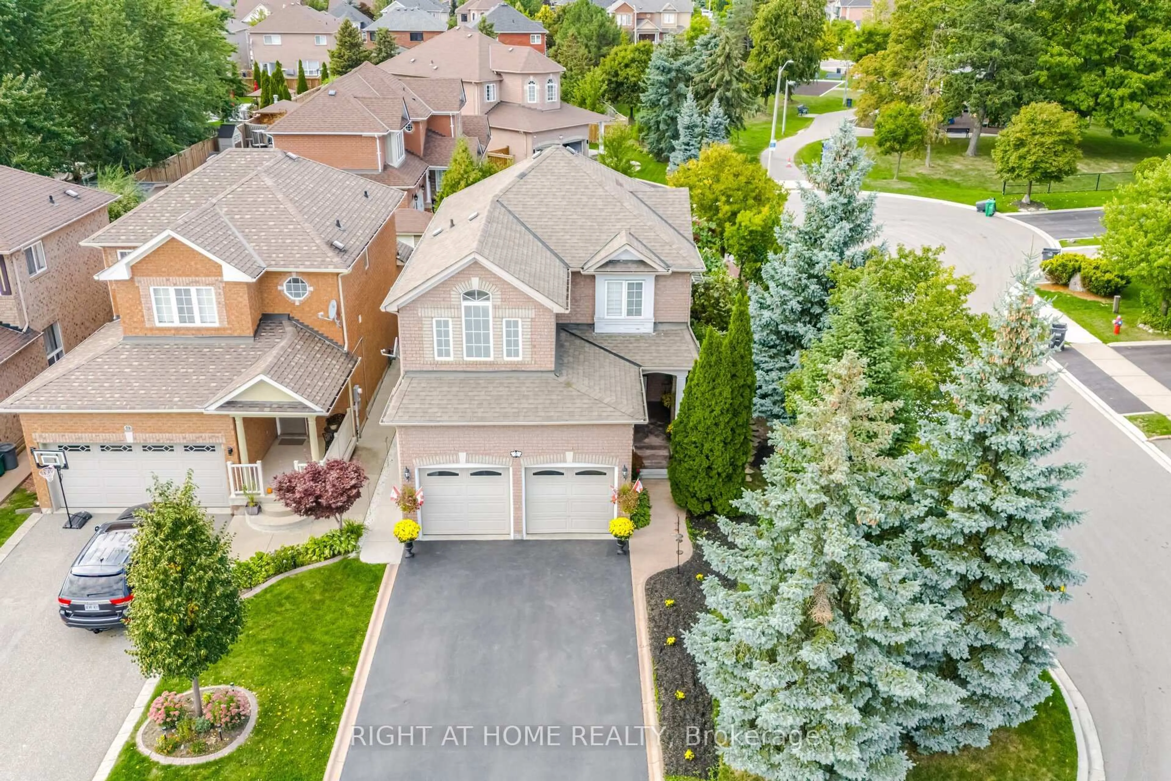 A pic from outside/outdoor area/front of a property/back of a property/a pic from drone, street for 2 Melrose Gdns, Brampton Ontario L7A 1J7