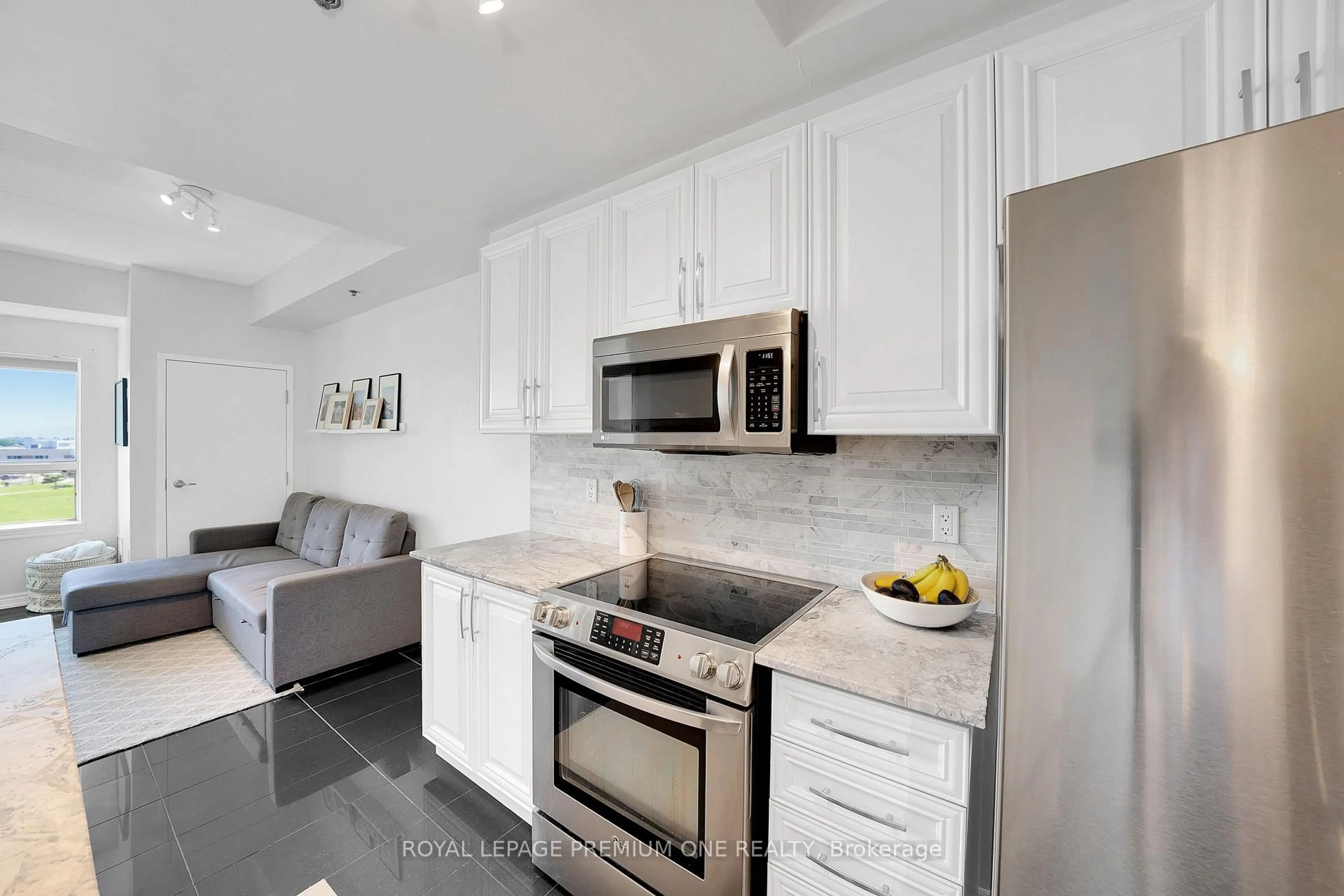 Open concept kitchen, ceramic/tile floor for 1419 Costigan Rd #508, Milton Ontario L9T 2L4