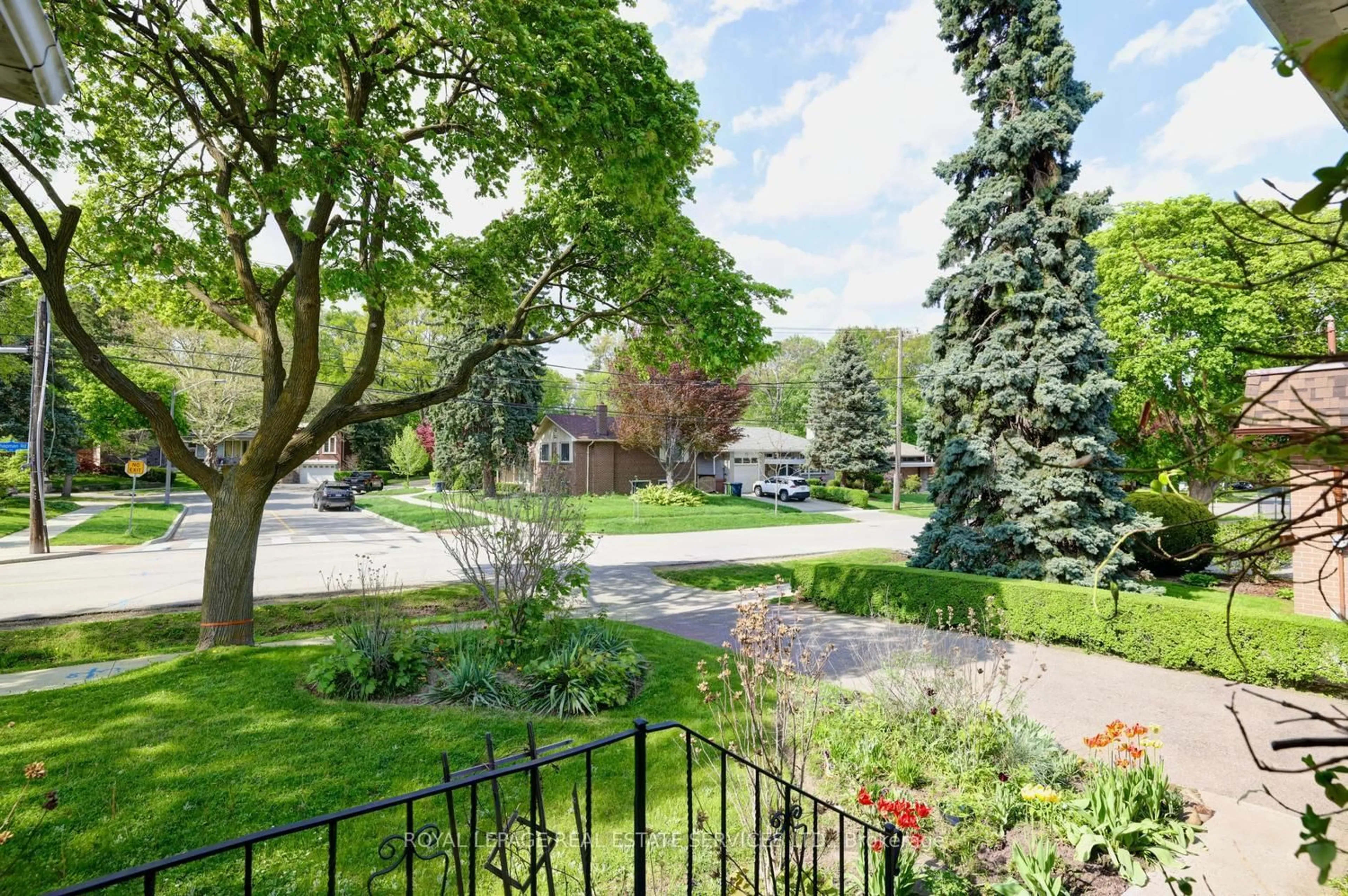 Patio, street for 109 Chapman Rd, Toronto Ontario M9P 1E9
