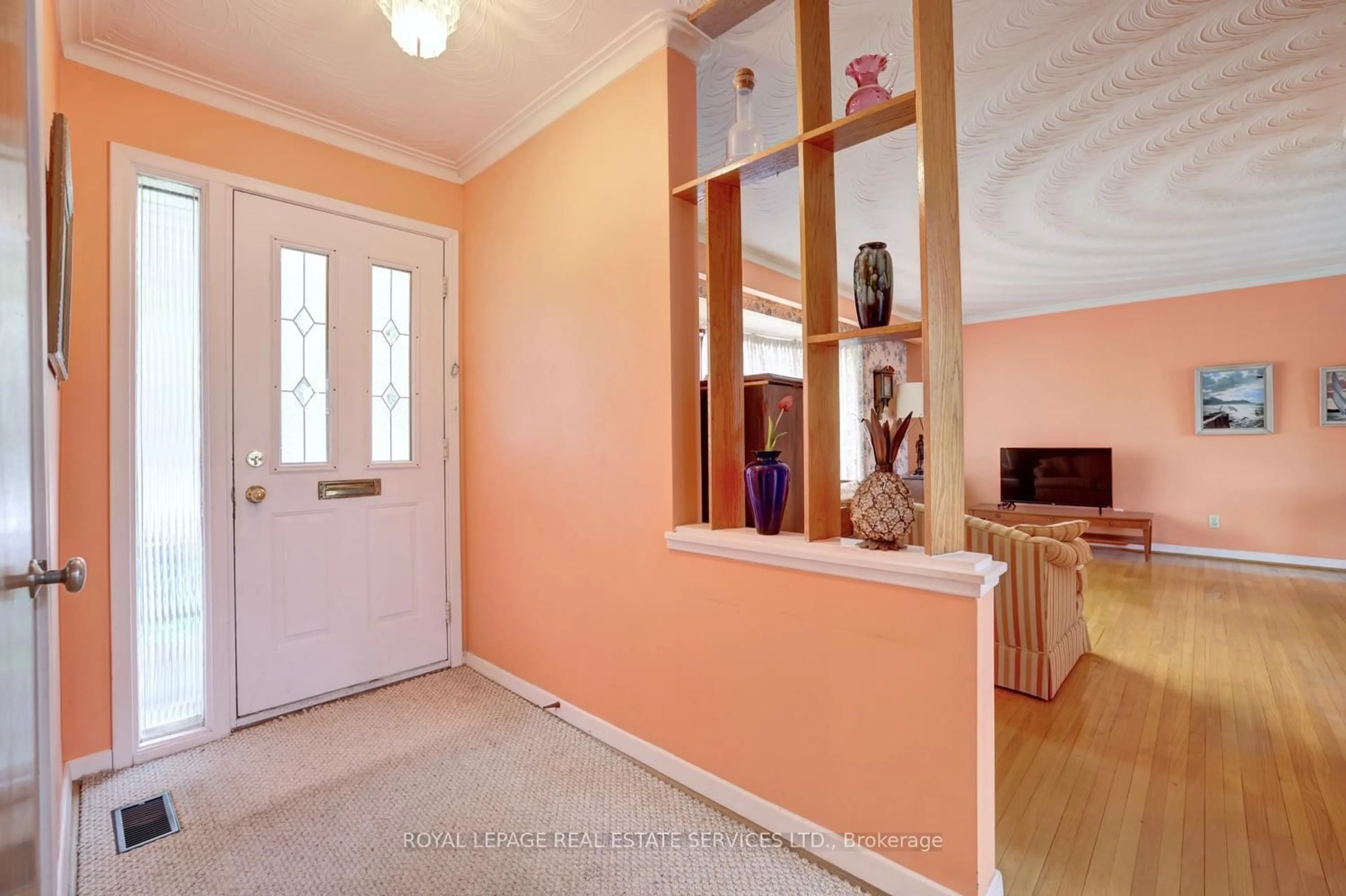 Indoor entryway for 109 Chapman Rd, Toronto Ontario M9P 1E9