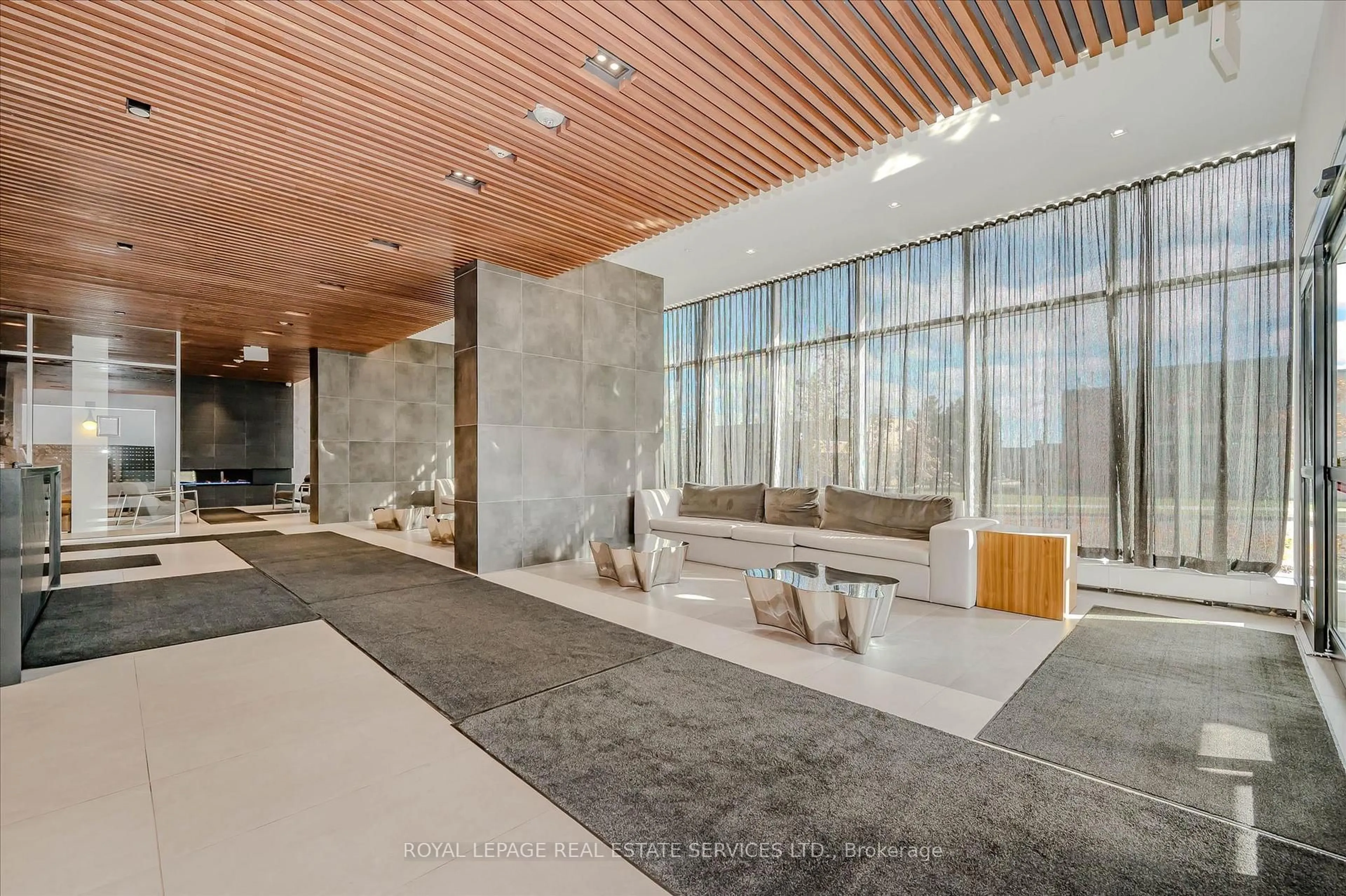 Indoor foyer for 297 Oak Walk Dr #2506, Oakville Ontario L6H 3R6