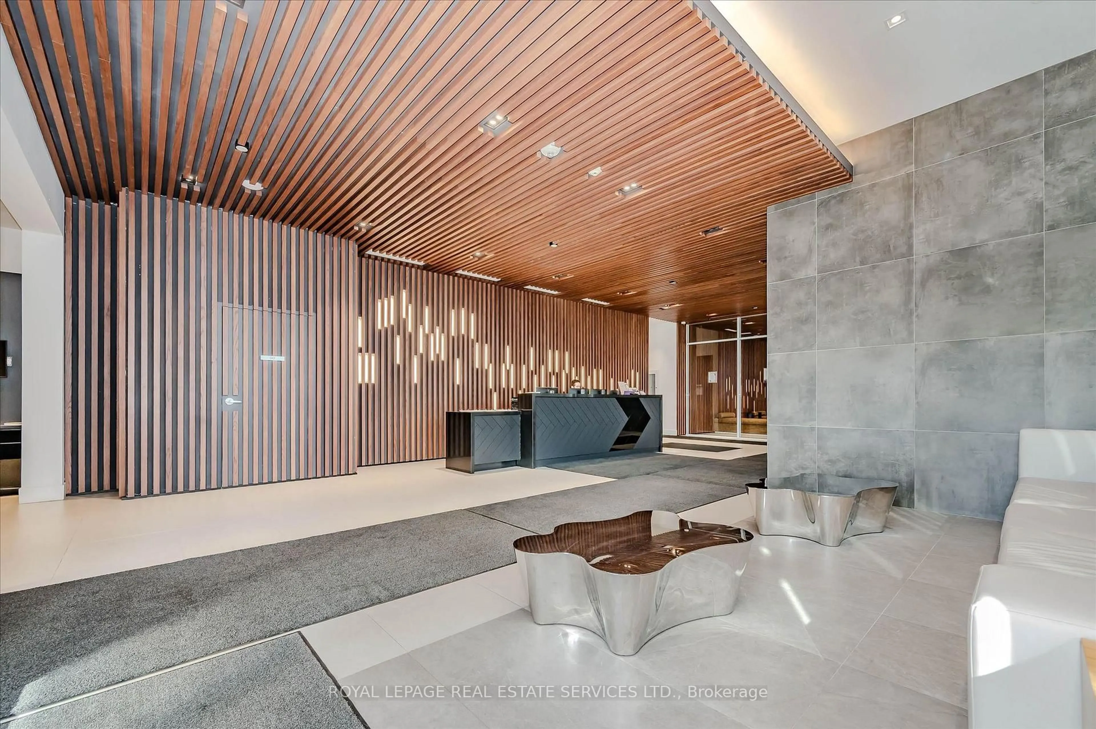 Indoor foyer for 297 Oak Walk Dr #2506, Oakville Ontario L6H 3R6