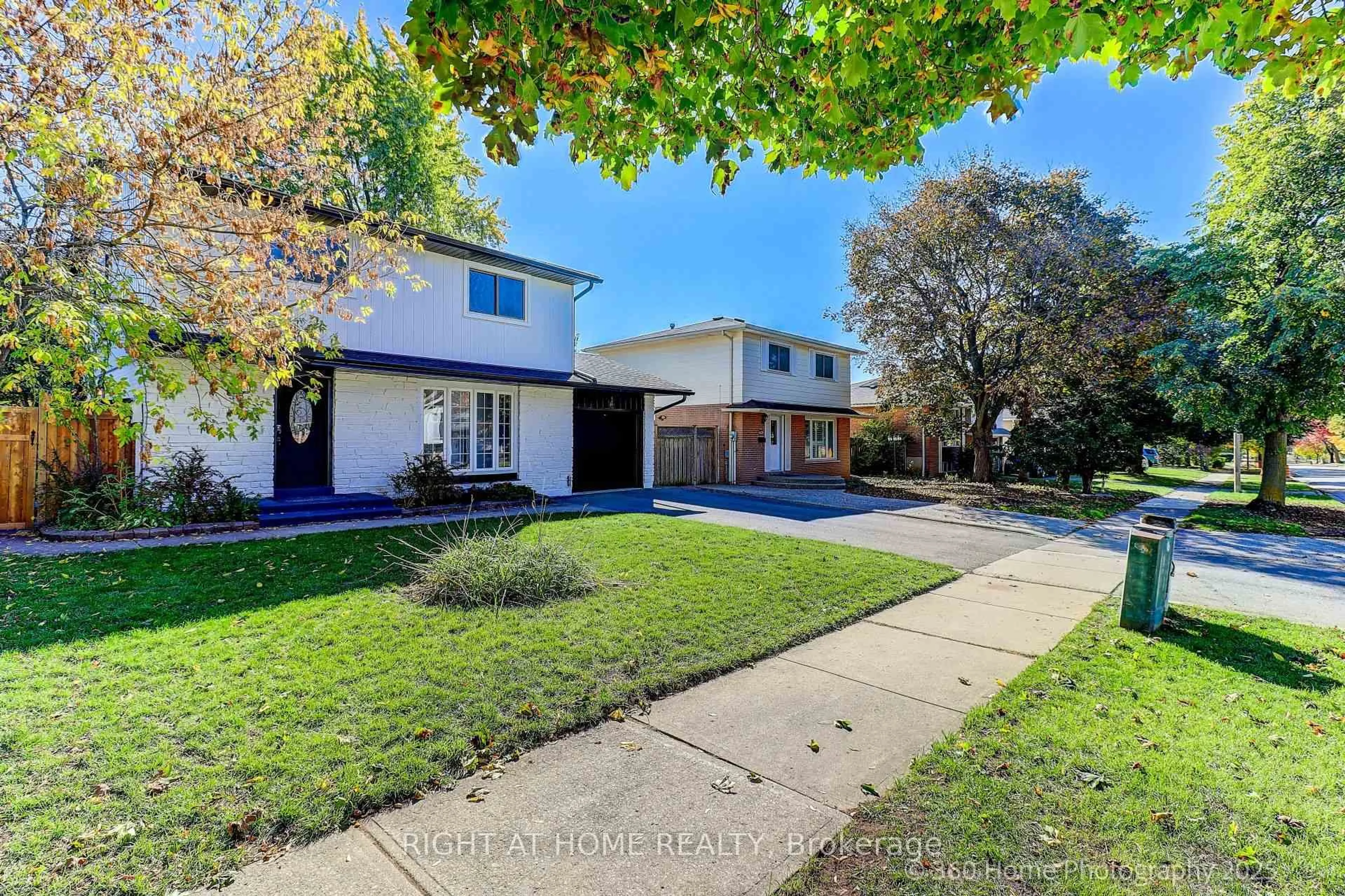 A pic from outside/outdoor area/front of a property/back of a property/a pic from drone, street for 38 Culham St, Oakville Ontario L6H 1G5