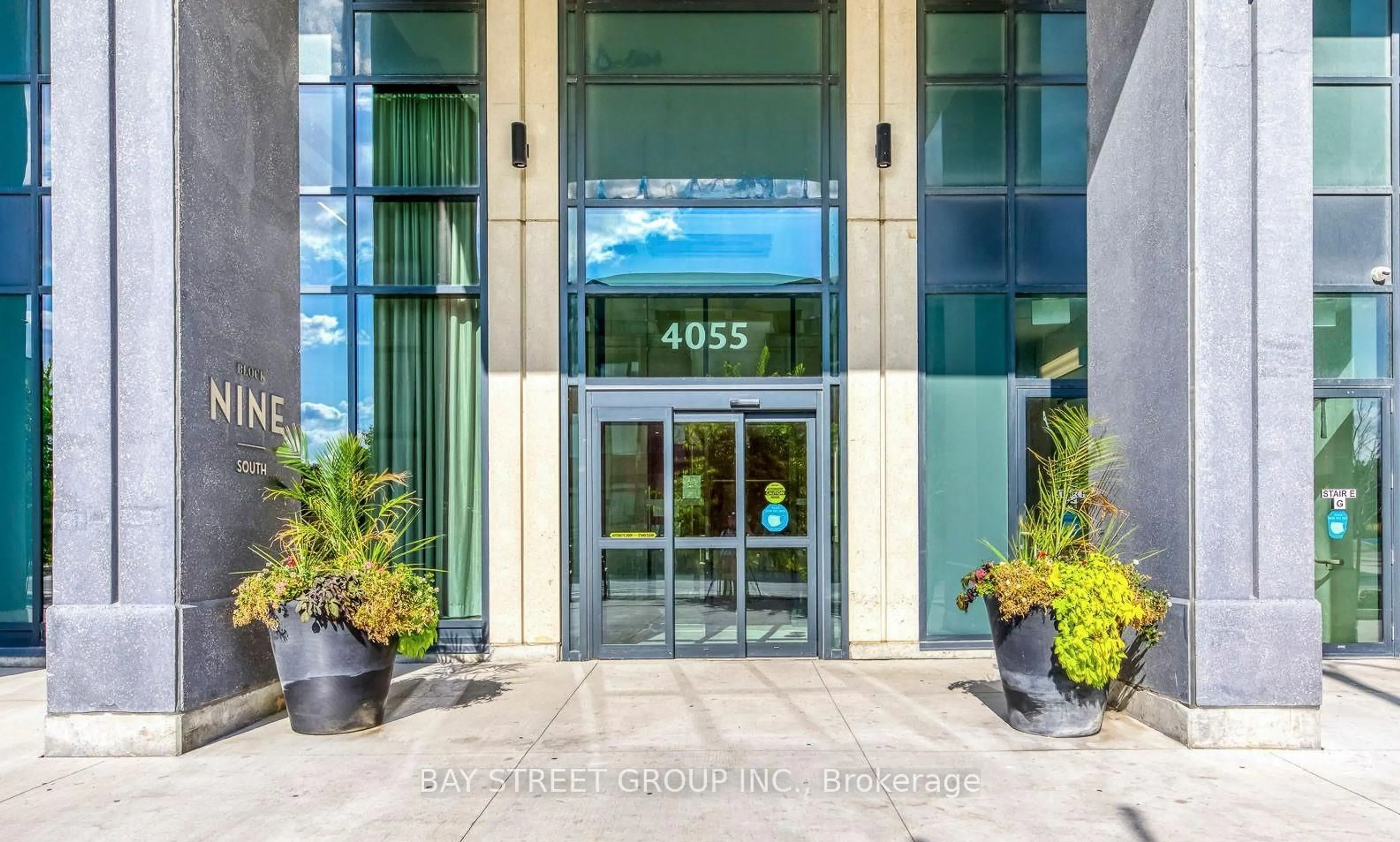 Indoor foyer for 4055 Parkside Village Dr #Lph 5, Mississauga Ontario L5B 0K8