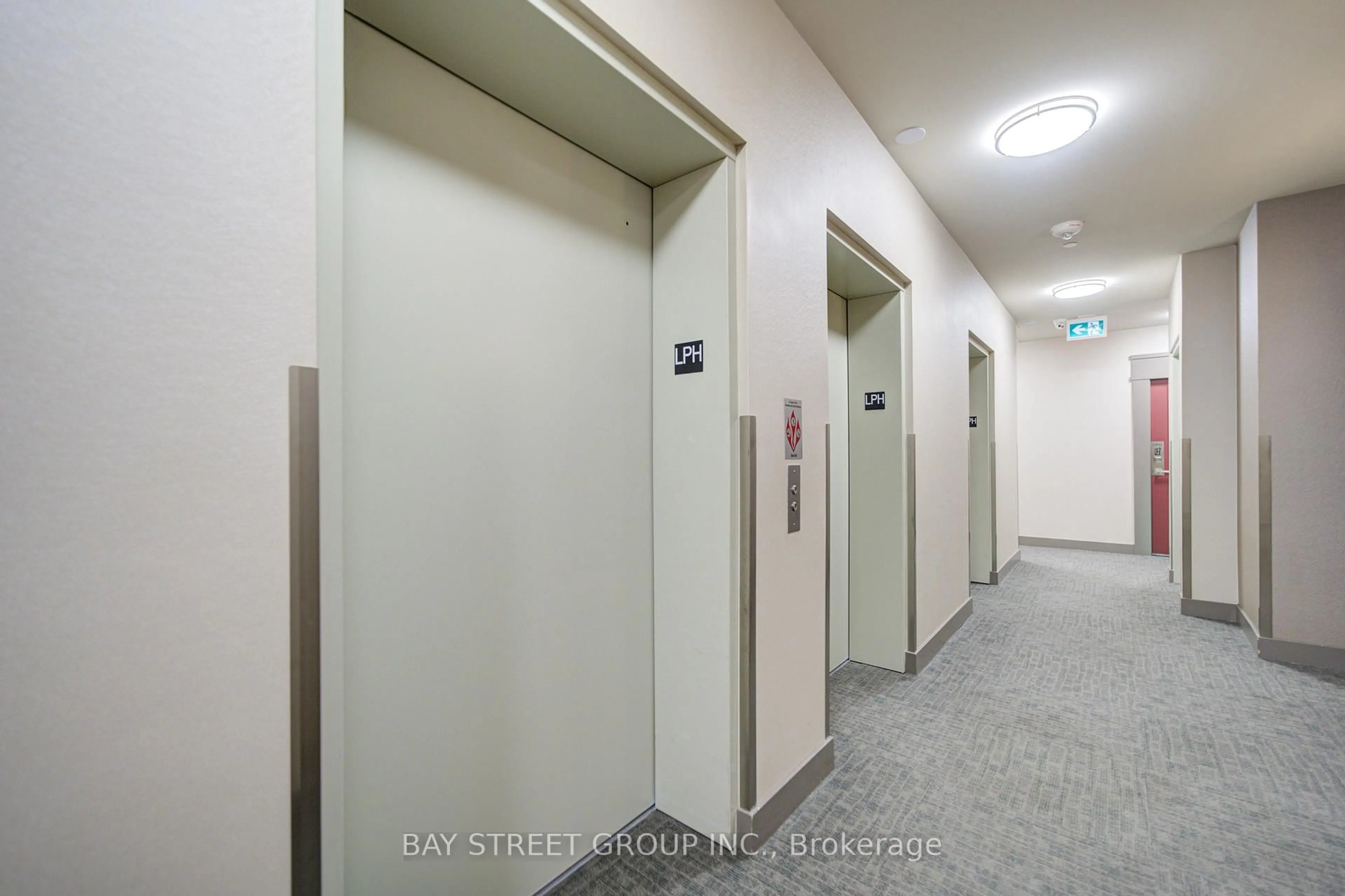 Indoor foyer for 4055 Parkside Village Dr #Lph 5, Mississauga Ontario L5B 0K8