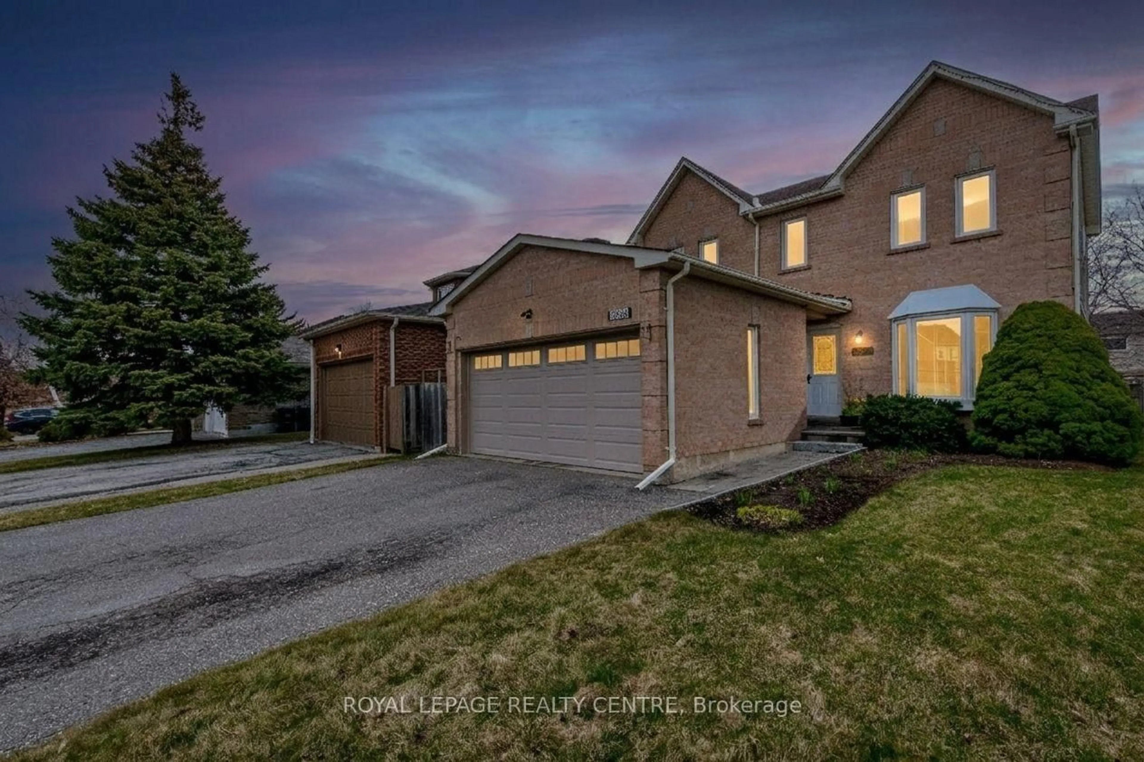 A pic from outside/outdoor area/front of a property/back of a property/a pic from drone, street for 3026 Dalehurst Dr, Mississauga Ontario L5N 6M8